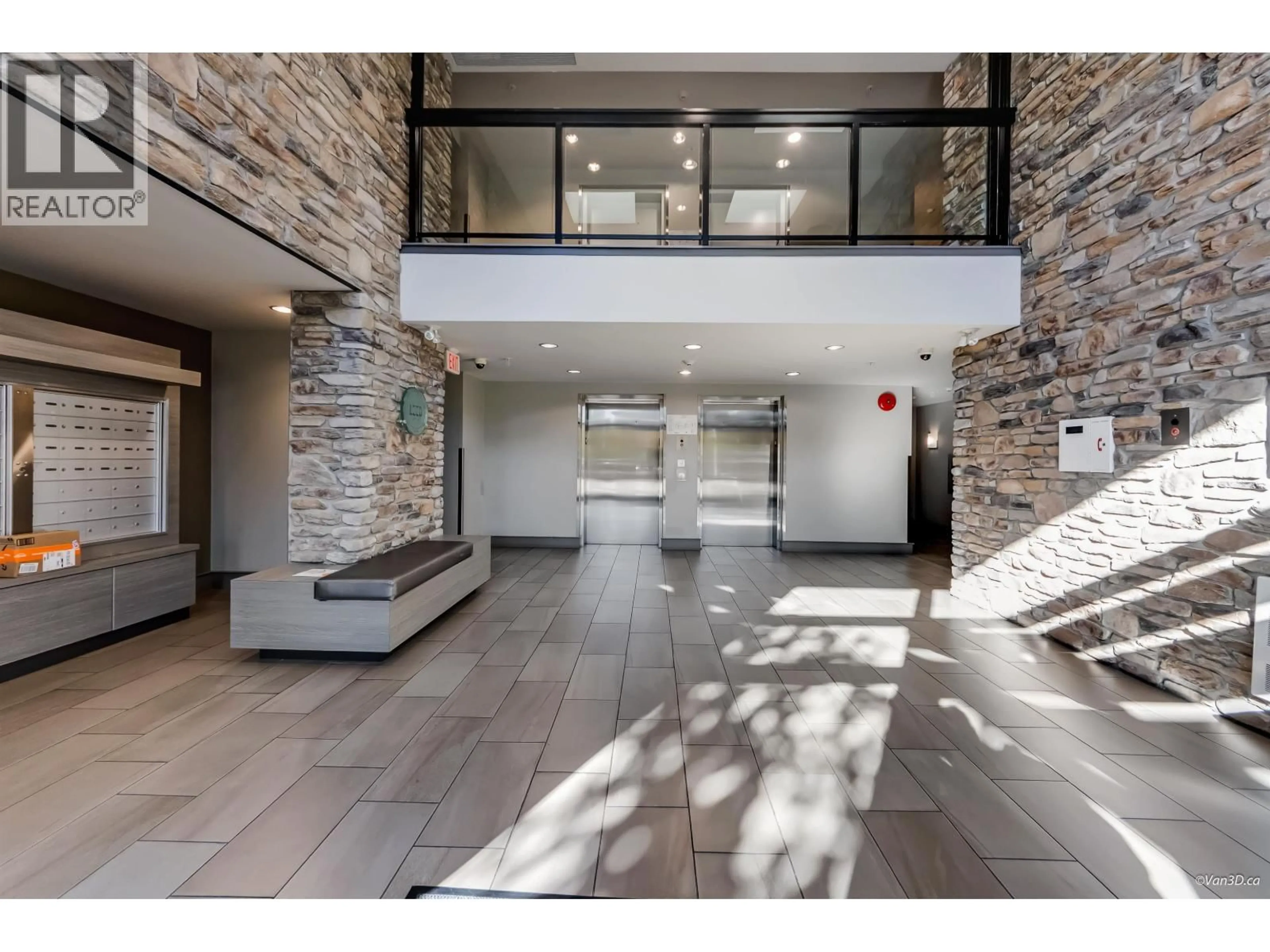 Indoor foyer for 112 - 5055 SPRINGS BOULEVARD, Tsawwassen British Columbia V4M0A5