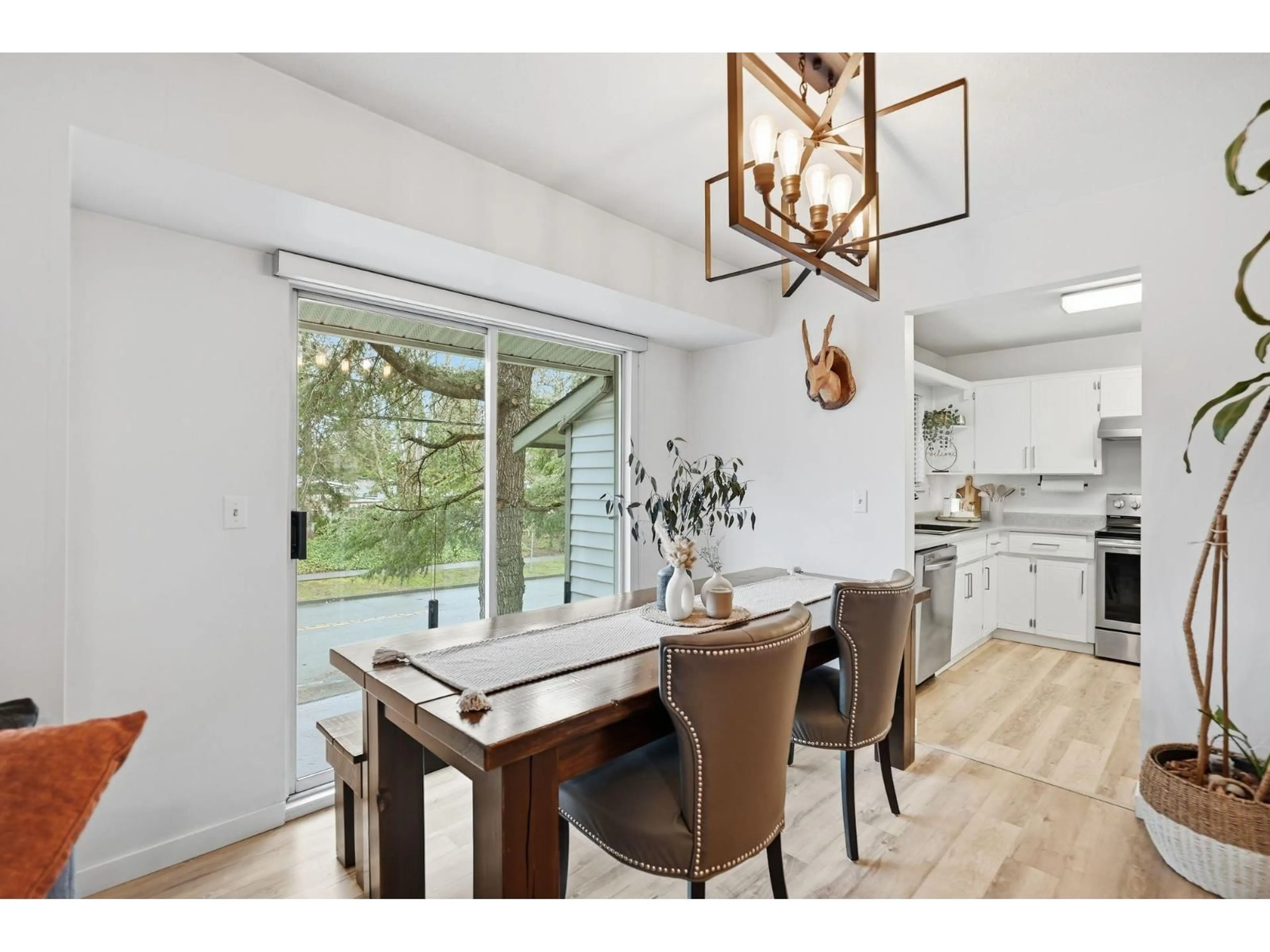 Dining room, unknown for 15848 20 AVENUE, Surrey British Columbia V4A2B2