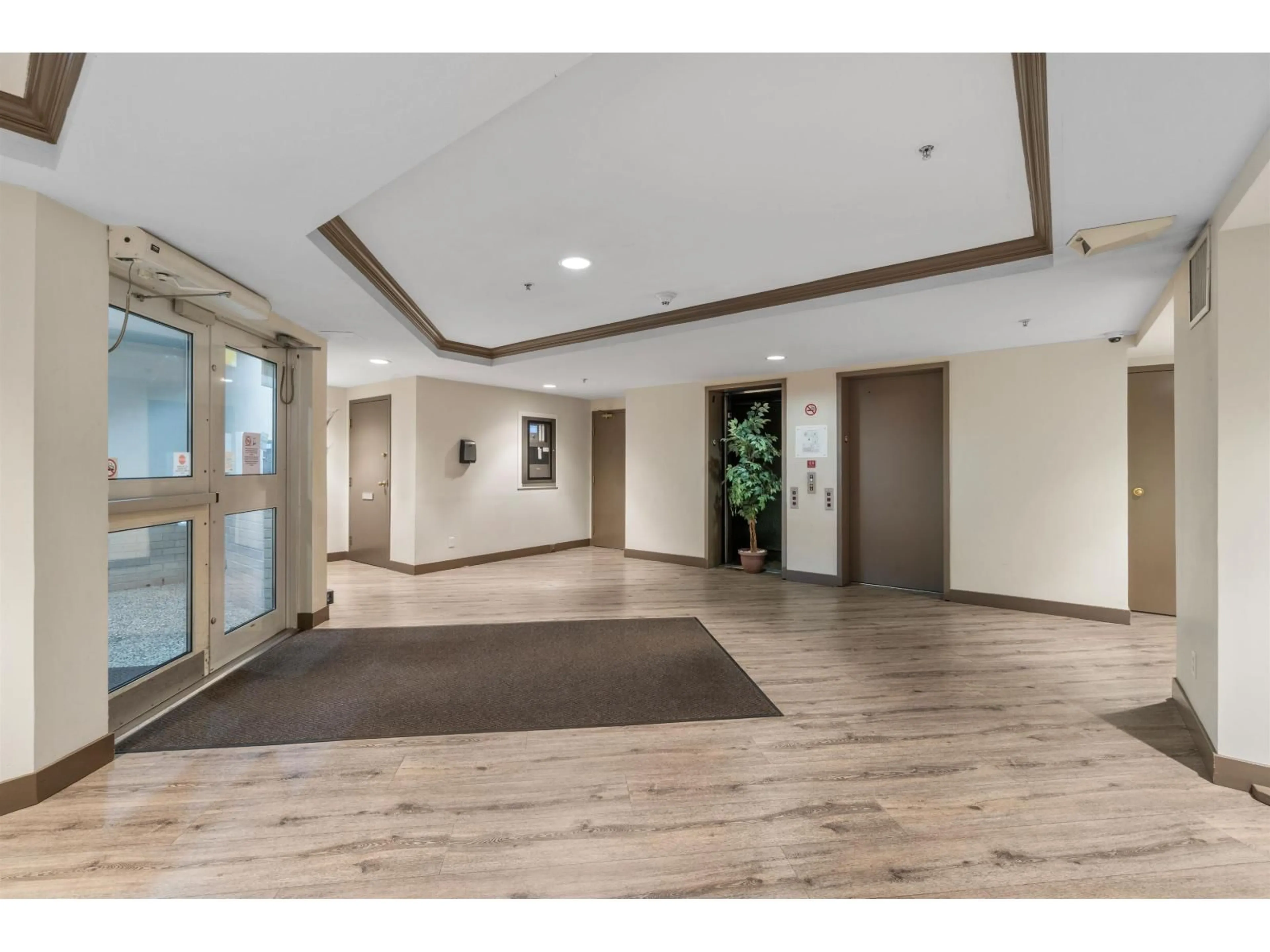 Indoor foyer for 401 - 10533 UNIVERSITY DRIVE, Surrey British Columbia V3T5T7