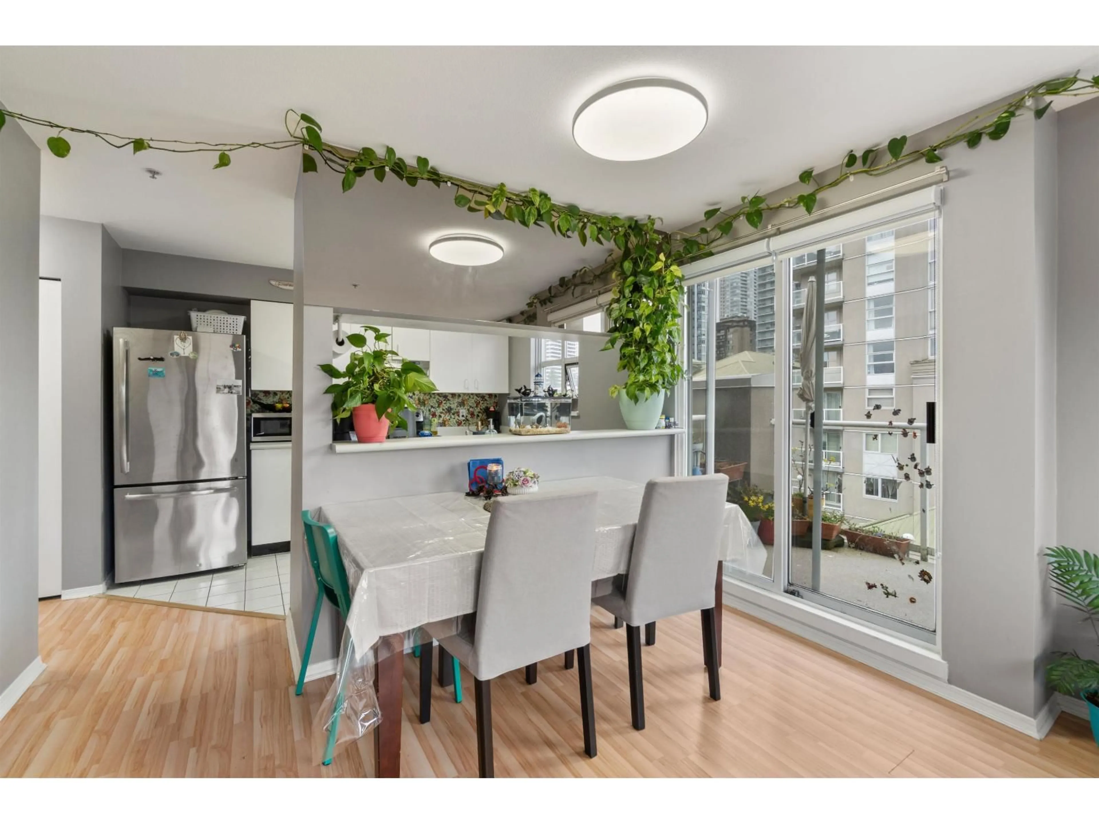 Open concept kitchen, unknown for 401 - 10533 UNIVERSITY DRIVE, Surrey British Columbia V3T5T7