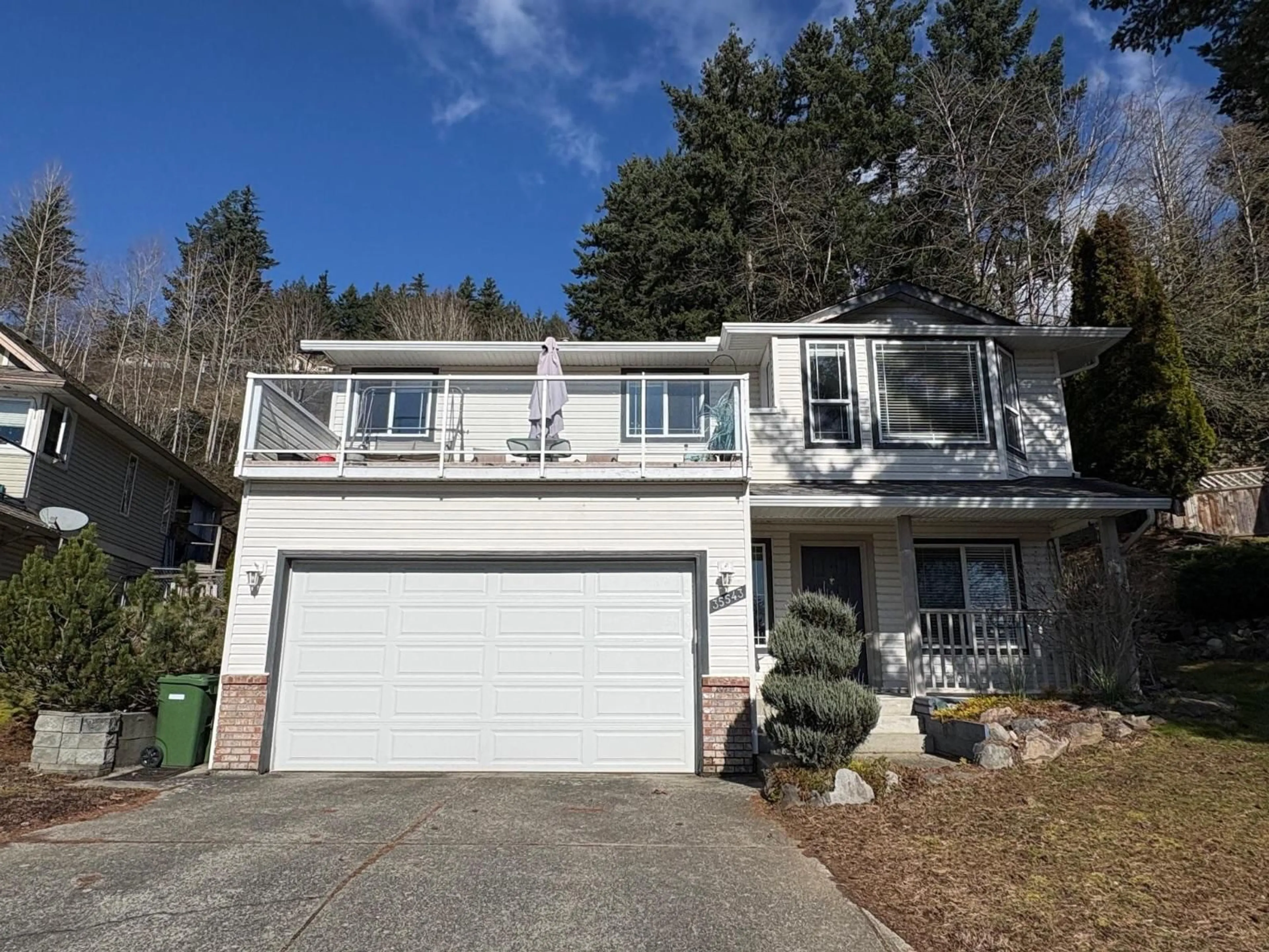 Home with vinyl exterior material, street for 35543 DINA PLACE, Abbotsford British Columbia V3G1L7