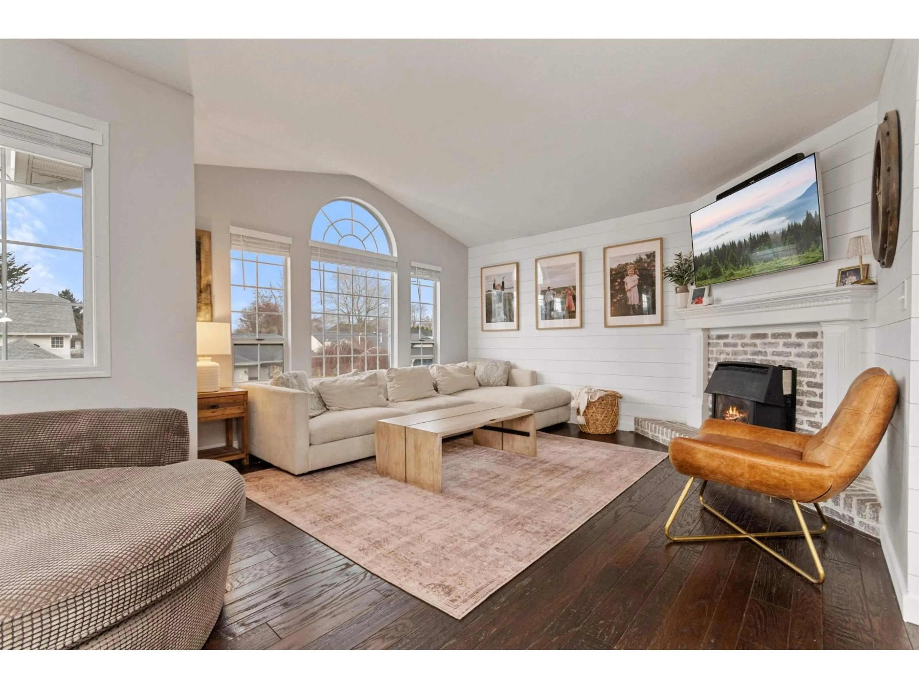 Living room with furniture, unknown for 44882 CUMBERLAND AVENUE, Chilliwack British Columbia V2R3H6