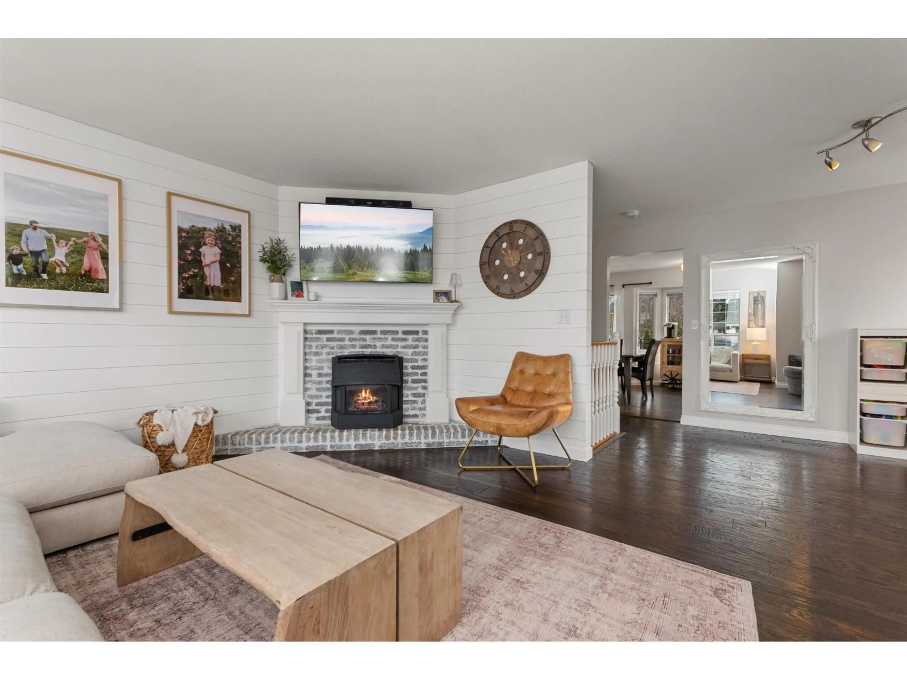 Living room with furniture, unknown for 44882 CUMBERLAND AVENUE, Chilliwack British Columbia V2R3H6