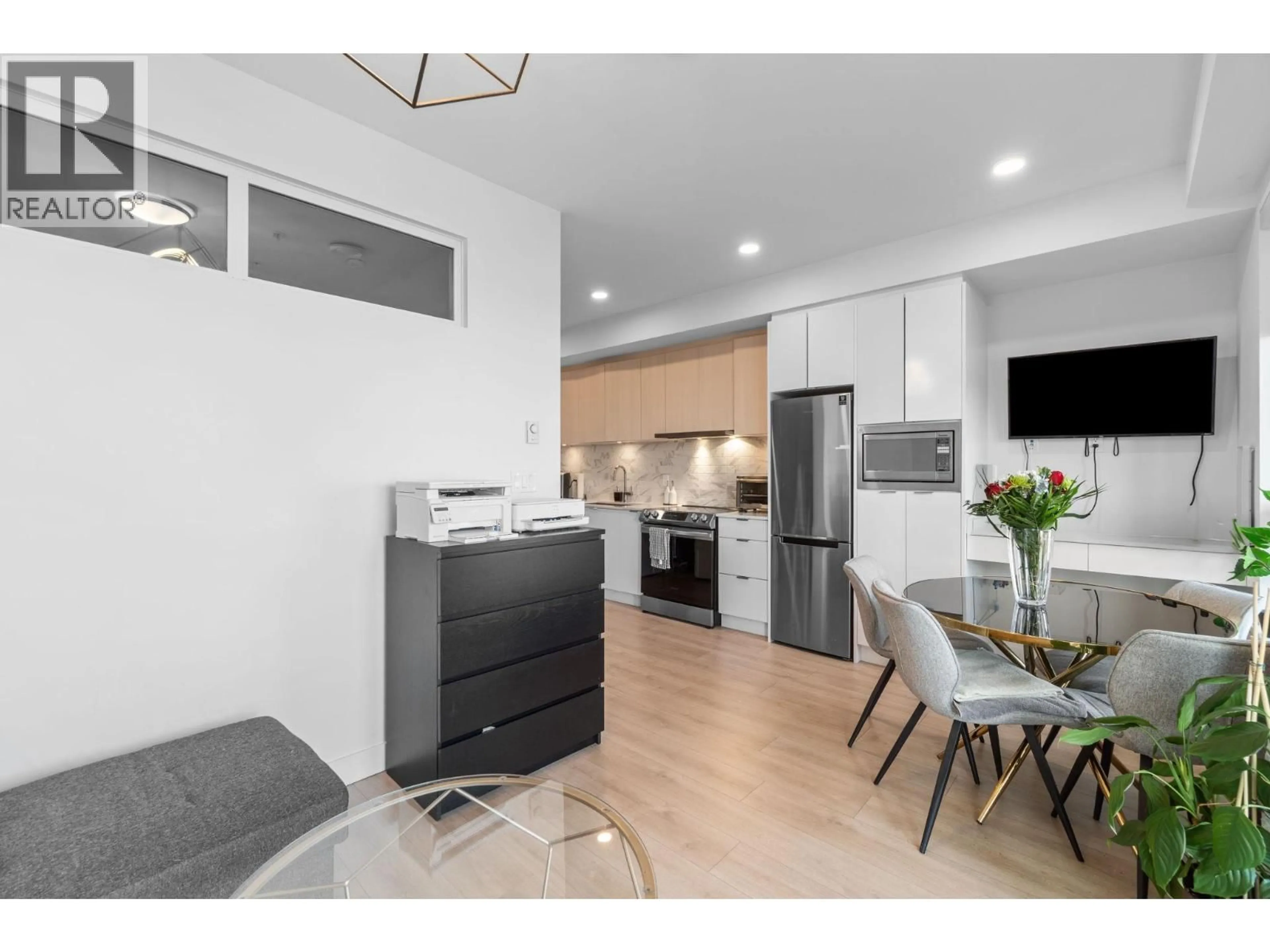 Open concept kitchen, wood/laminate floor for 304 - 1792 STARLING DRIVE, Tsawwassen British Columbia V4M0E4