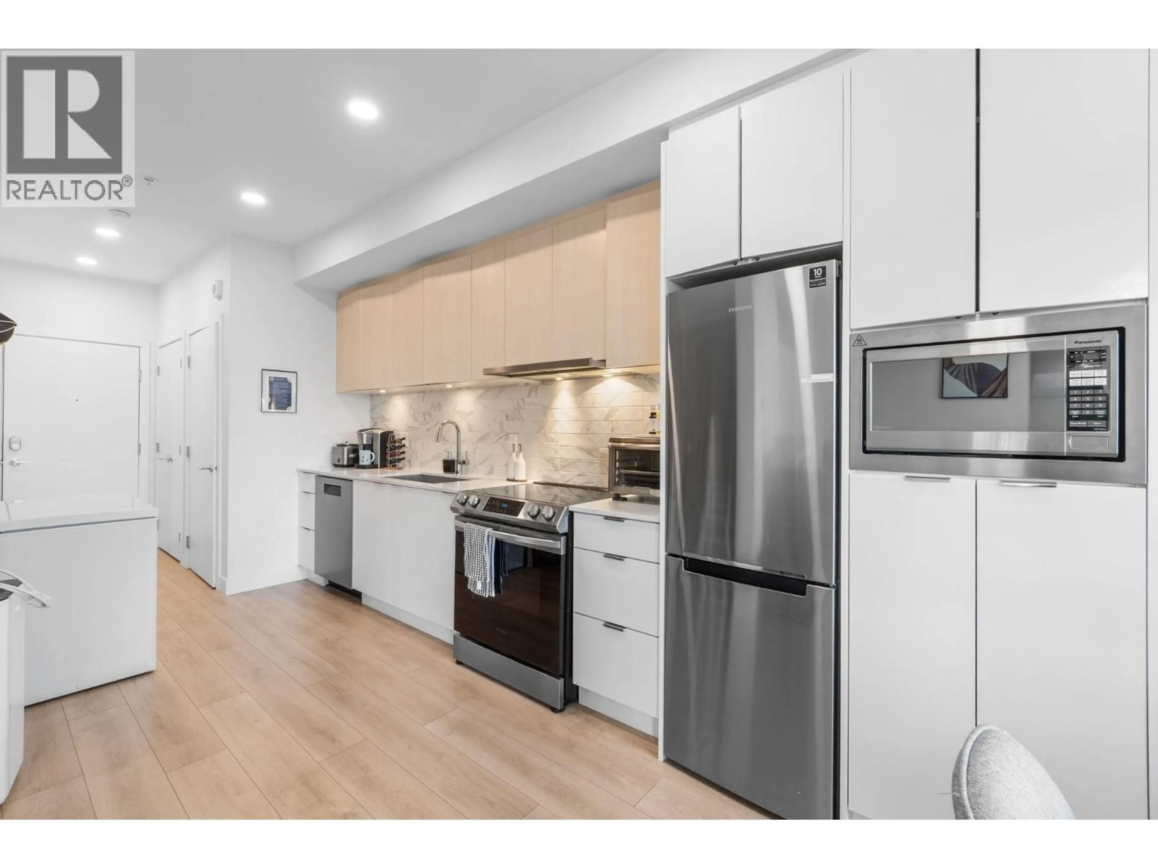 Open concept kitchen, wood/laminate floor for 304 - 1792 STARLING DRIVE, Tsawwassen British Columbia V4M0E4