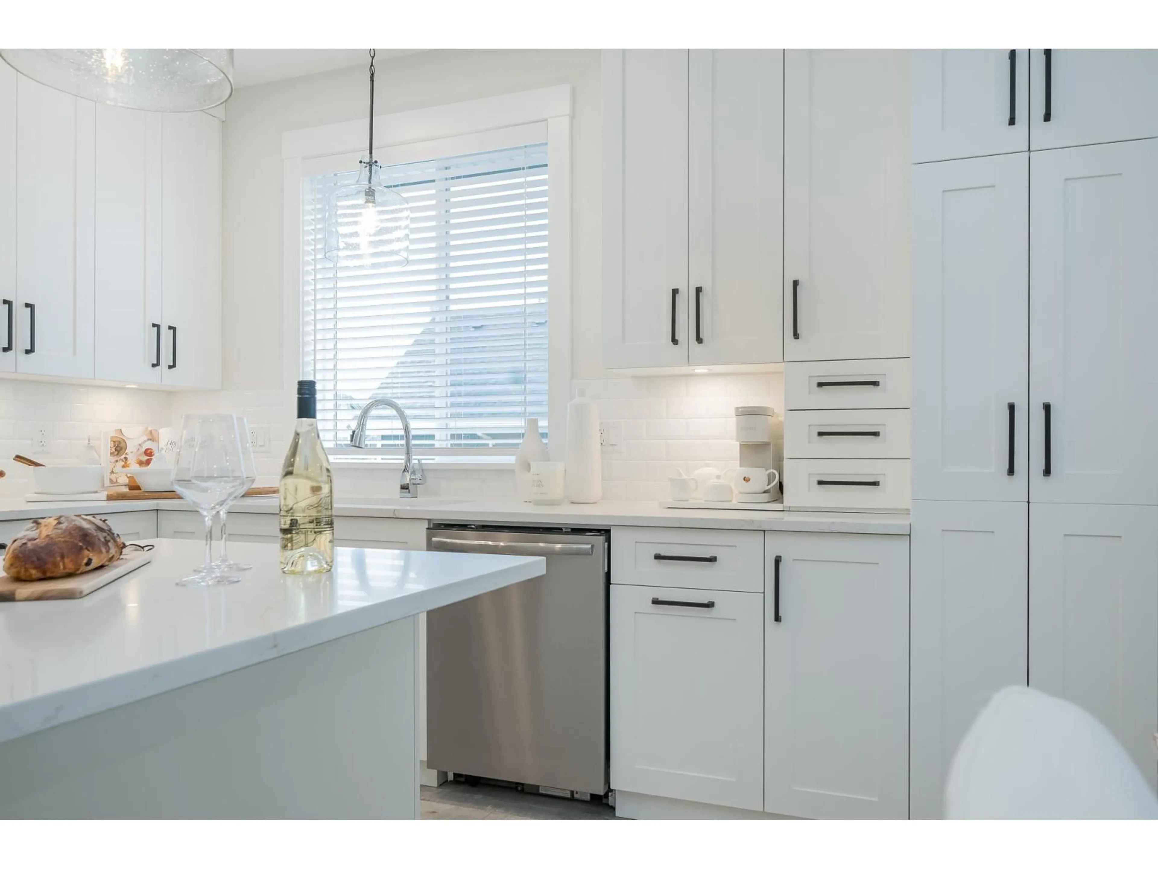 Contemporary kitchen, ceramic/tile floor for 104 - 6211 CHILLIWACK RIVER ROAD, Chilliwack British Columbia V2R6A7