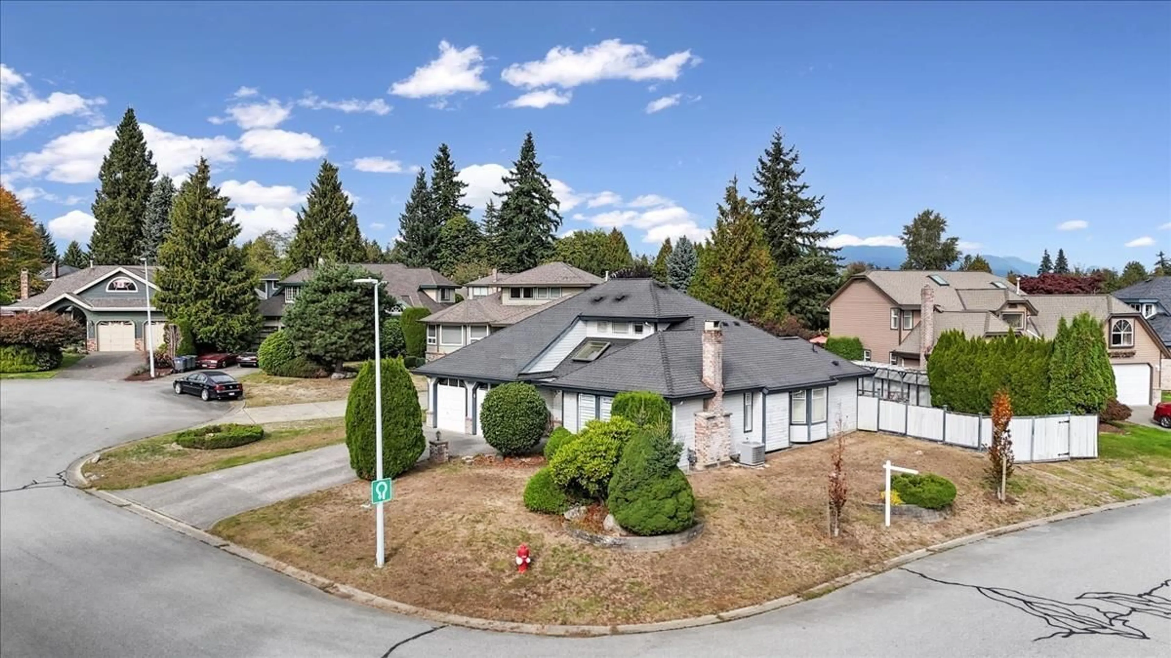A pic from outside/outdoor area/front of a property/back of a property/a pic from drone, mountain view for 10552 WOODGLEN CLOSE, Surrey British Columbia V4N1V4