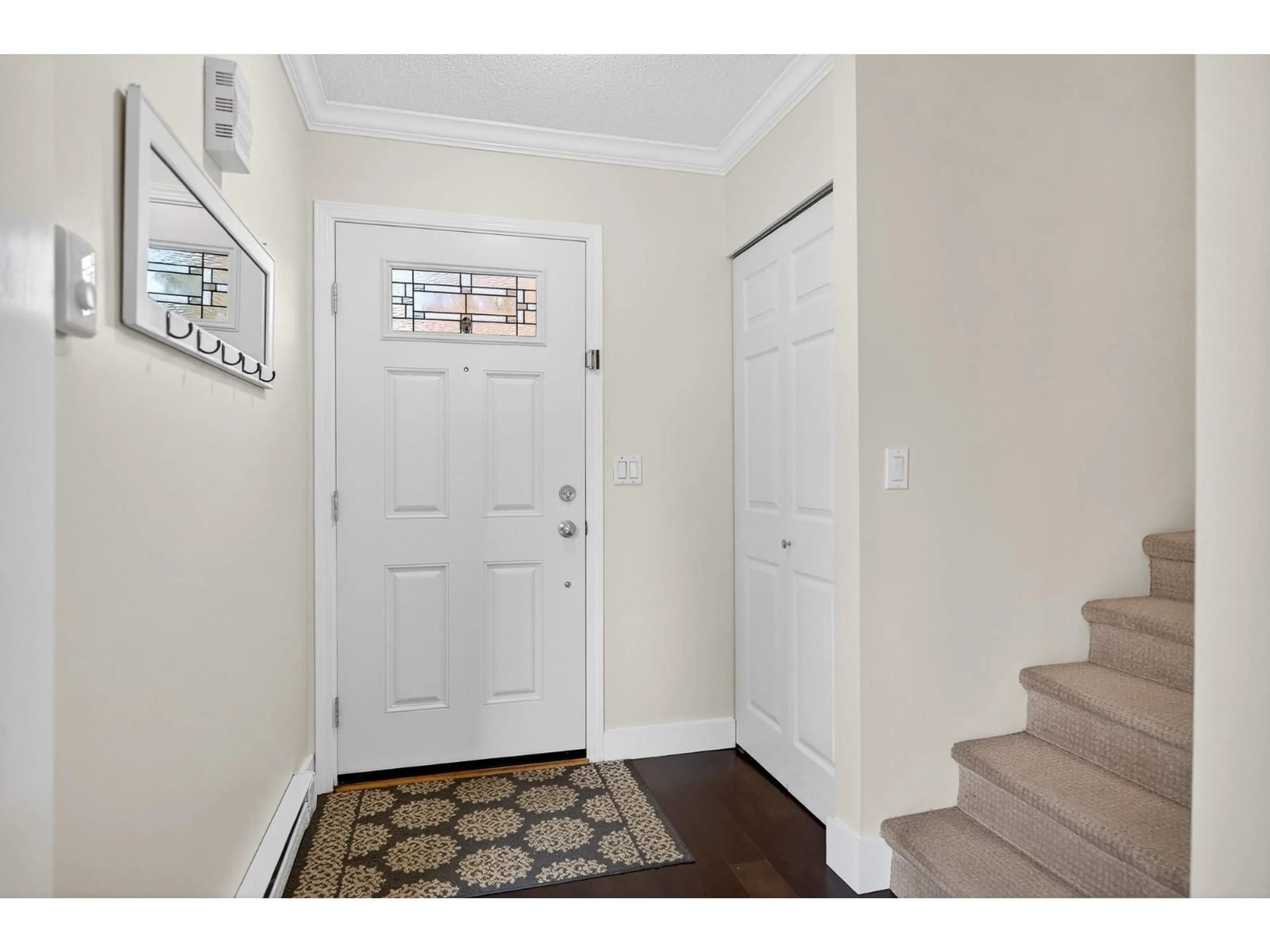 Indoor entryway for 6030 GREENSIDE DRIVE EAST, Surrey British Columbia V3S5M8