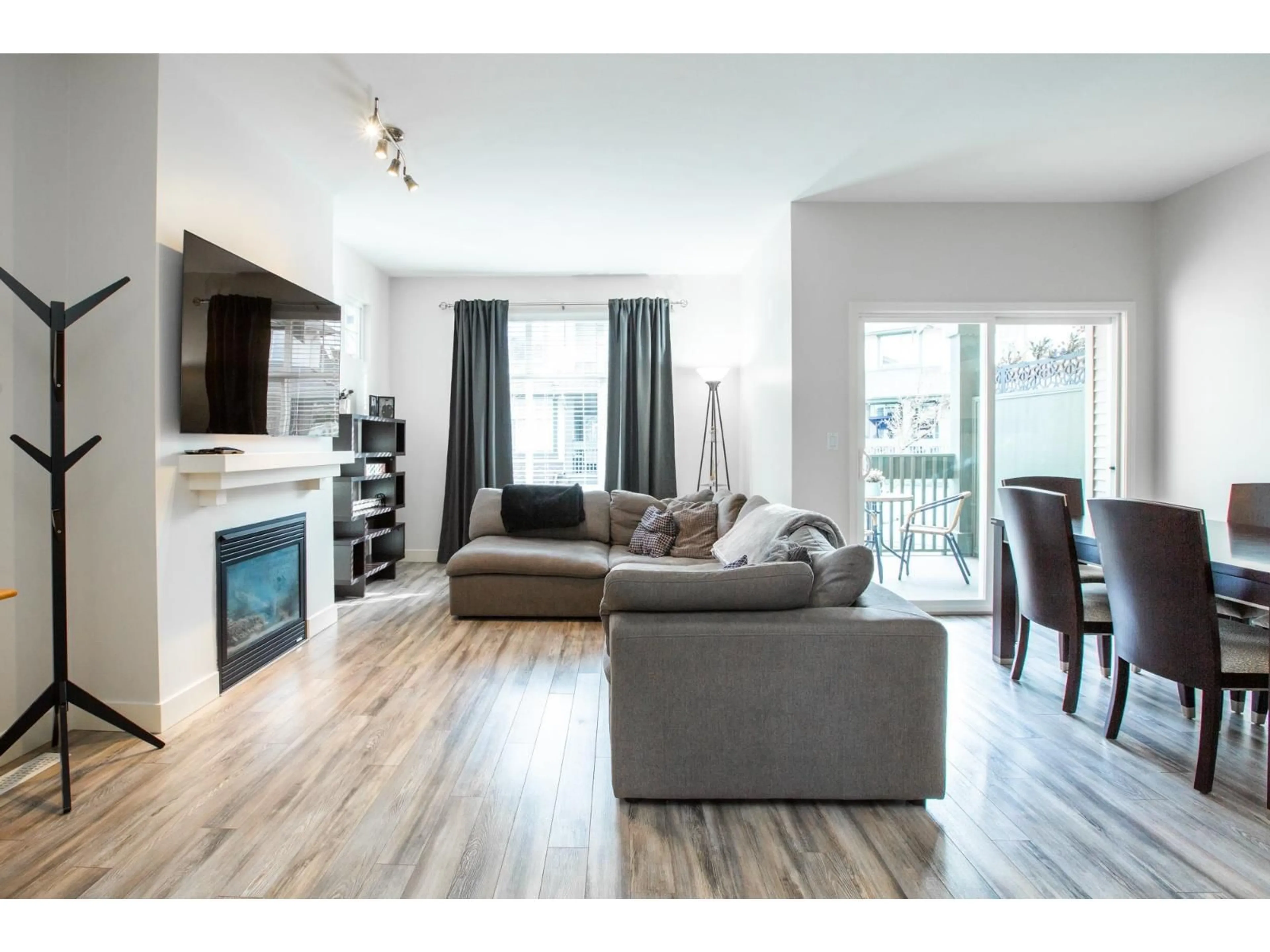 Living room with furniture, wood/laminate floor for 66 - 6050 166 STREET, Surrey British Columbia V3S0X2