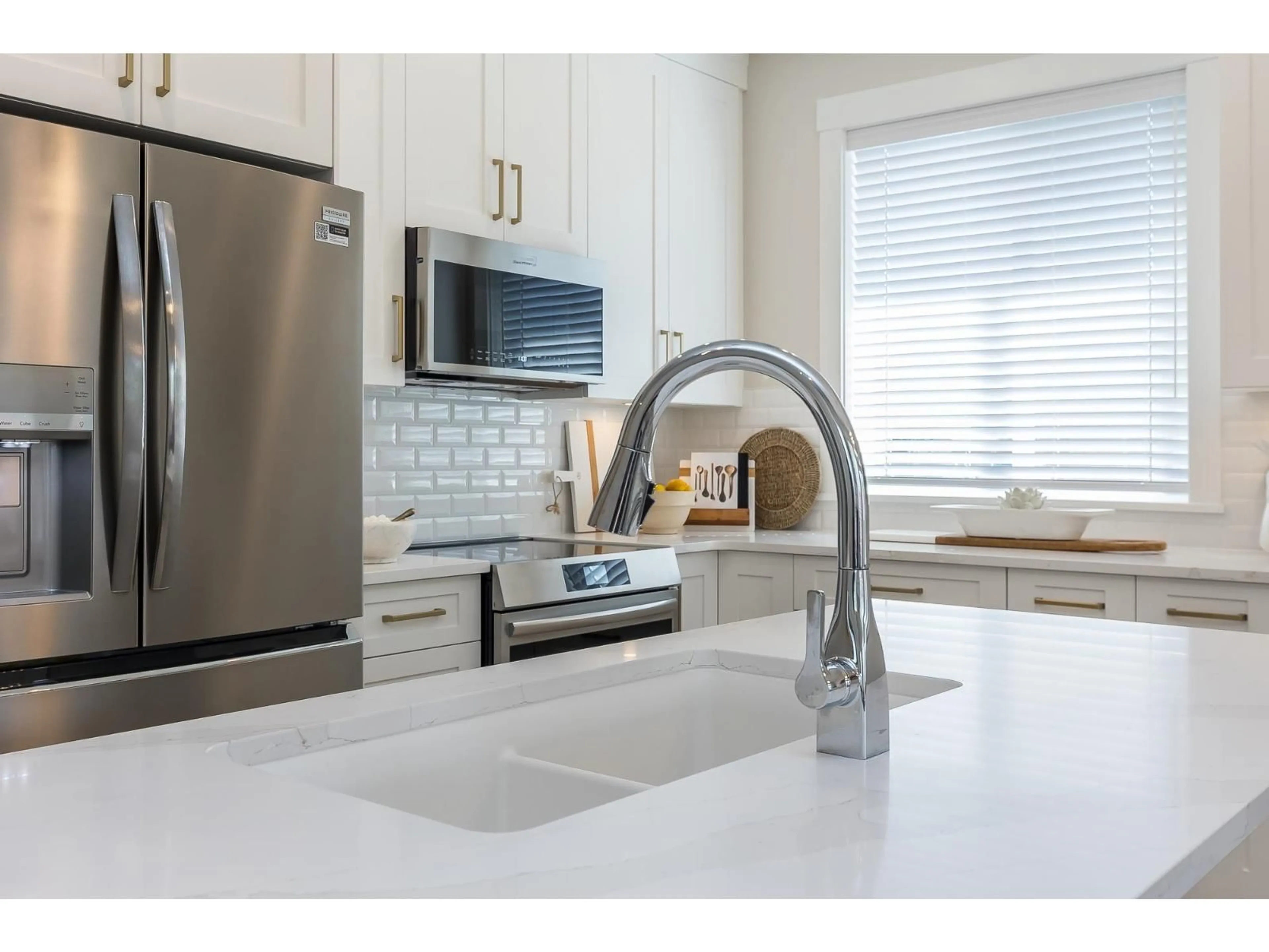 Open concept kitchen, ceramic/tile floor for 102 - 6211 CHILLIWACK RIVER ROAD, Chilliwack British Columbia V2R6A7