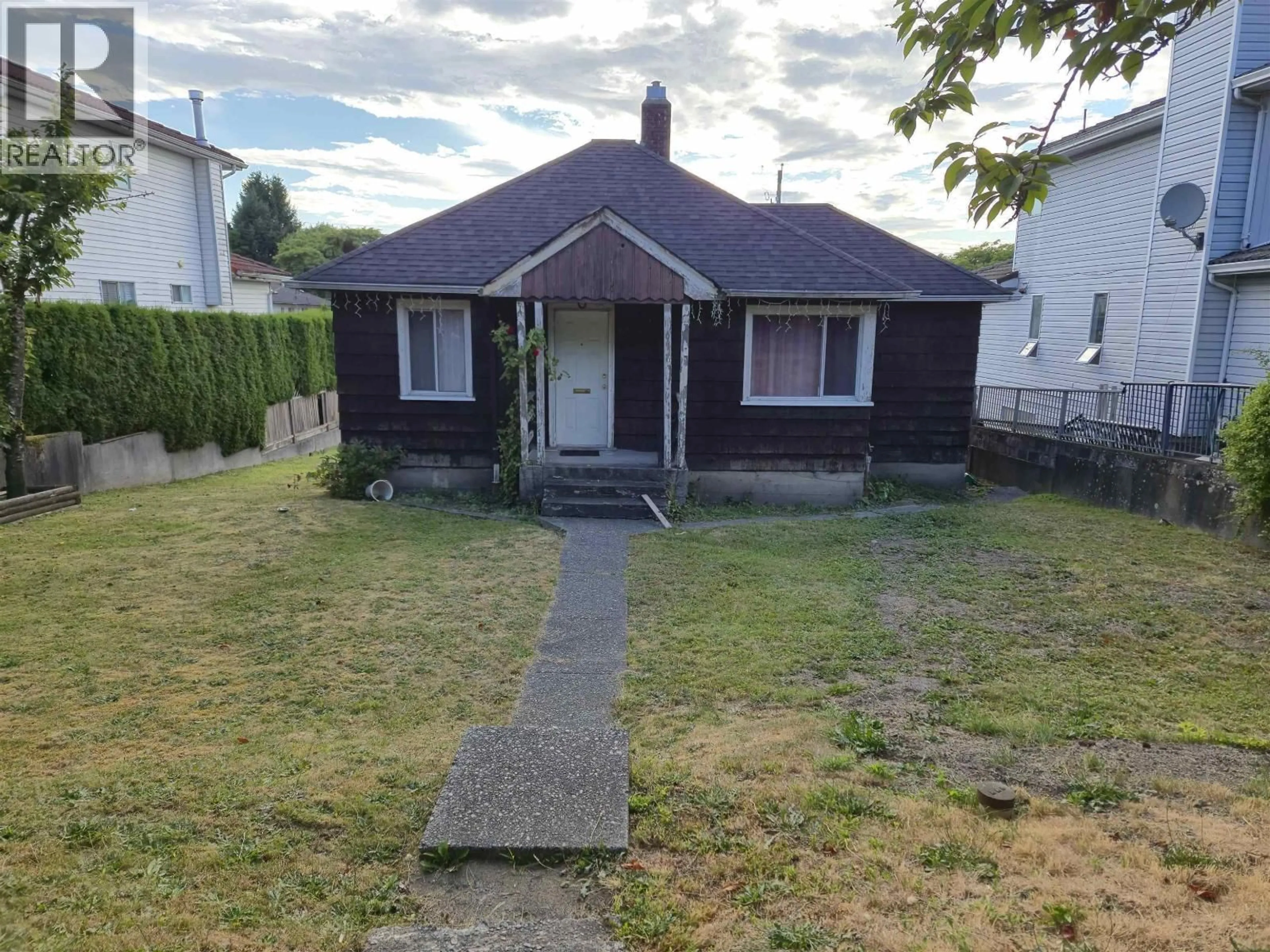 A pic from outside/outdoor area/front of a property/back of a property/a pic from drone, street for 6029 DUMFRIES STREET, Vancouver British Columbia V5P3B1