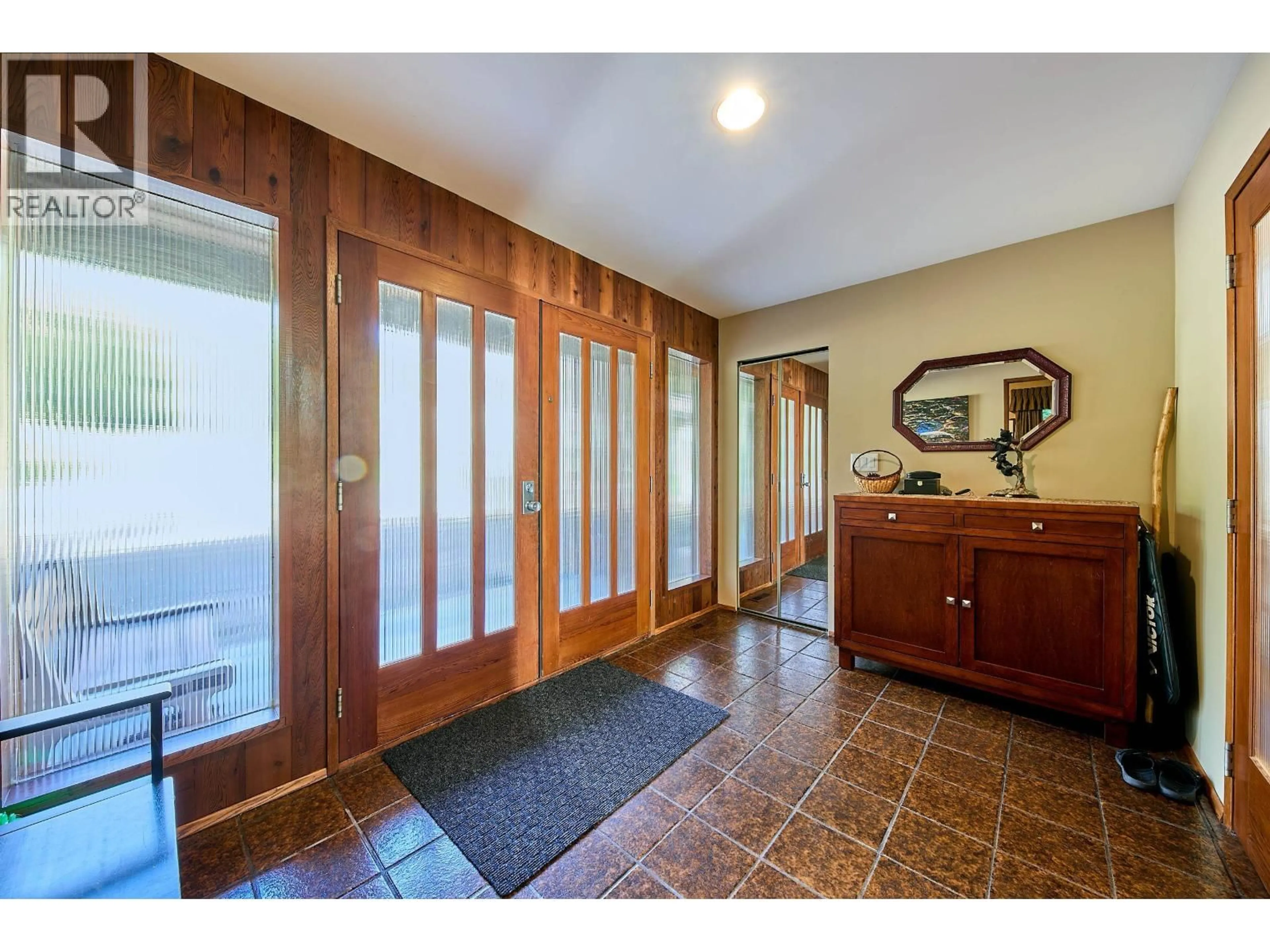 Indoor entryway for 10040 ROLLEY CRESCENT, Maple Ridge British Columbia V2W1J9