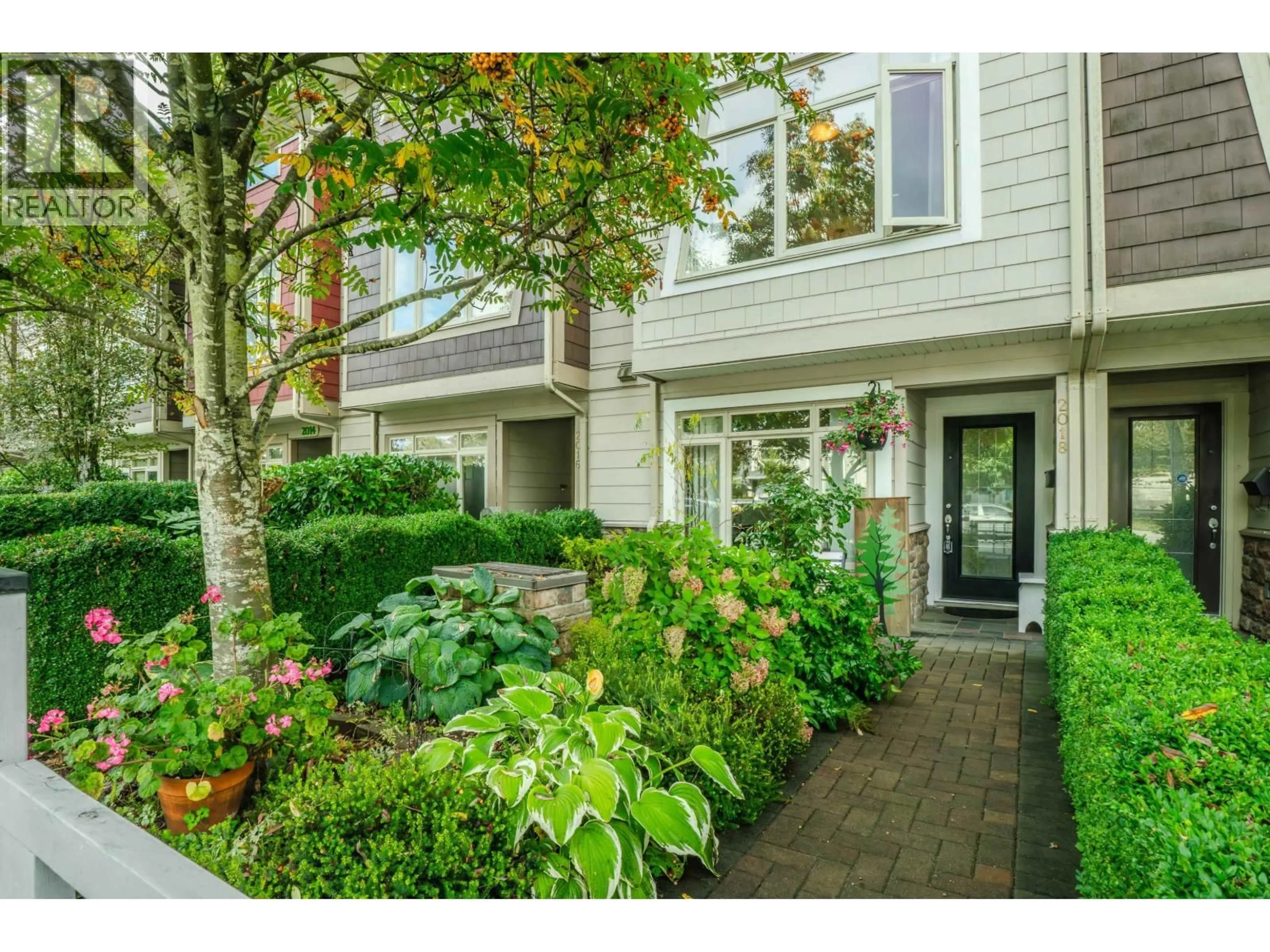 Indoor entryway for 2018 FRASER AVENUE, Port Coquitlam British Columbia V3B1N6