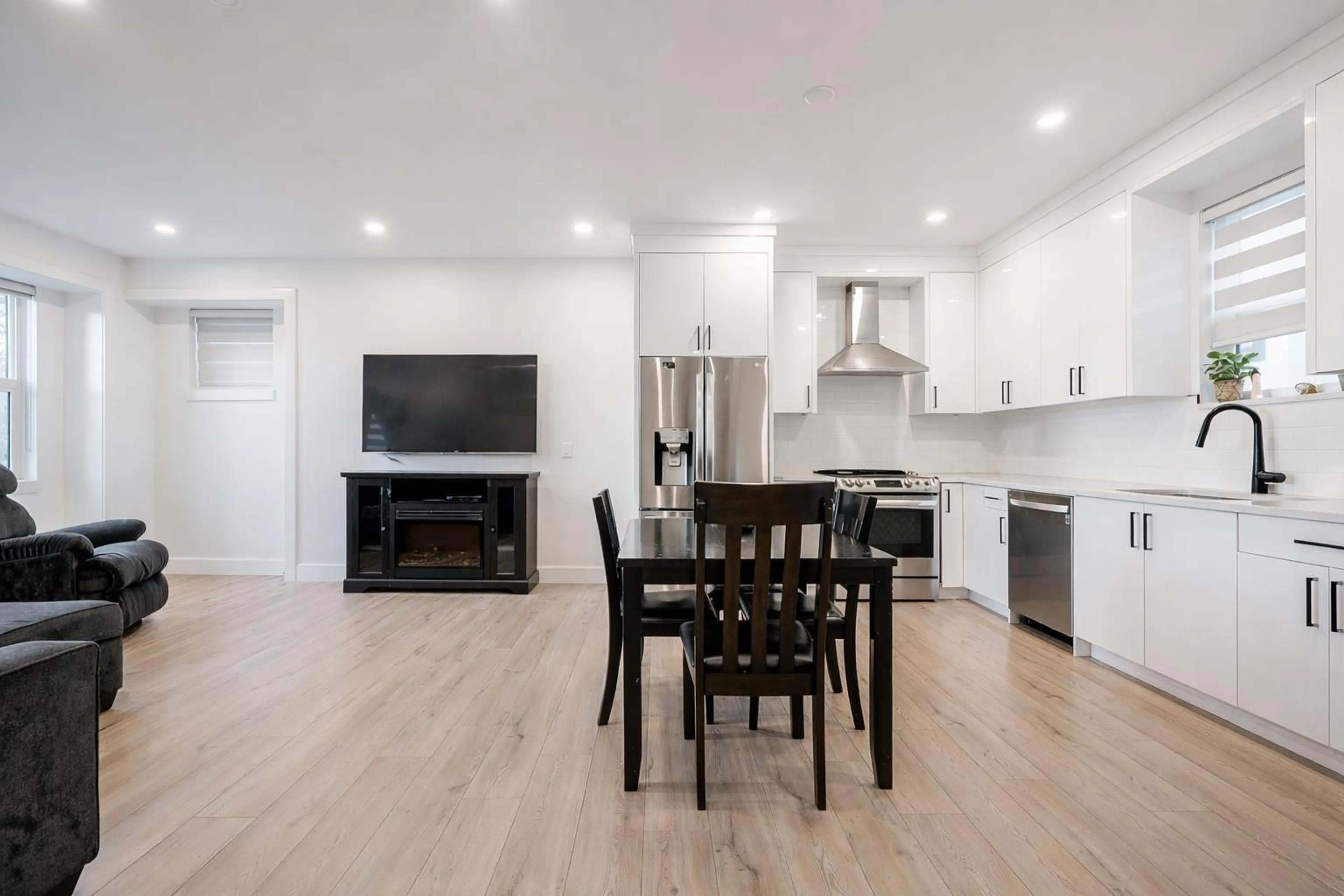 Open concept kitchen, wood/laminate floor for 9 - 32160 PEARDONVILLE ROAD, Abbotsford British Columbia V2T0K4