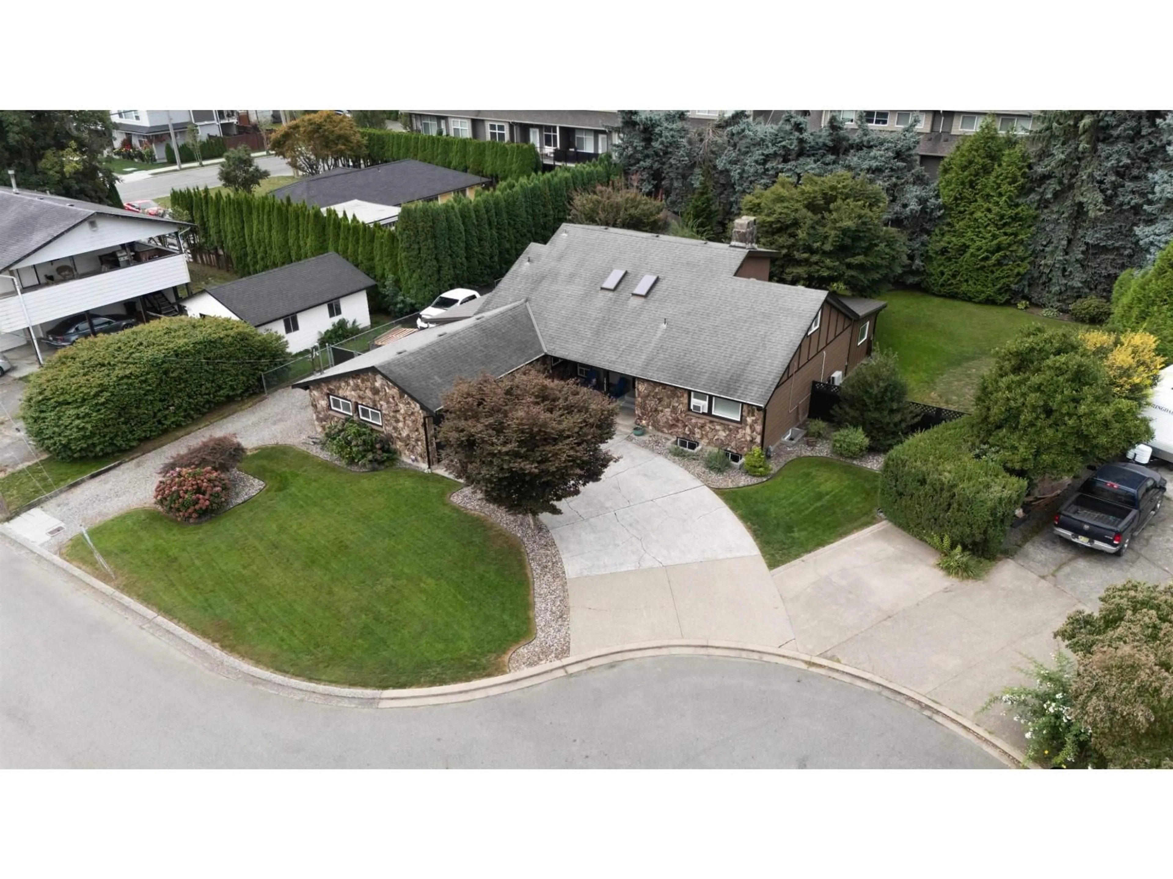 A pic from outside/outdoor area/front of a property/back of a property/a pic from drone, street for 1752 CEDAR PLACE, Agassiz British Columbia V0M1A2