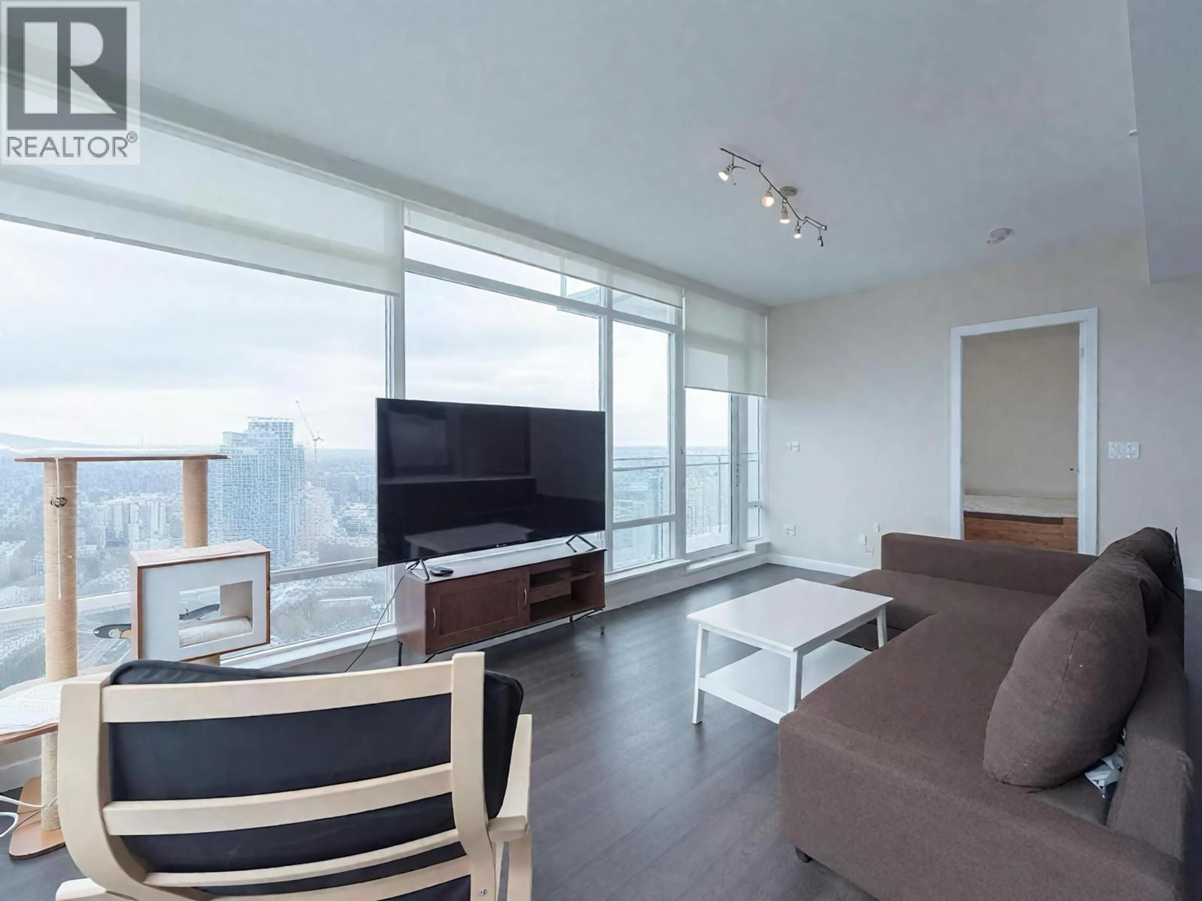 Living room with furniture, wood/laminate floor for 4205 - 4485 SKYLINE DRIVE, Burnaby British Columbia V5C0J2