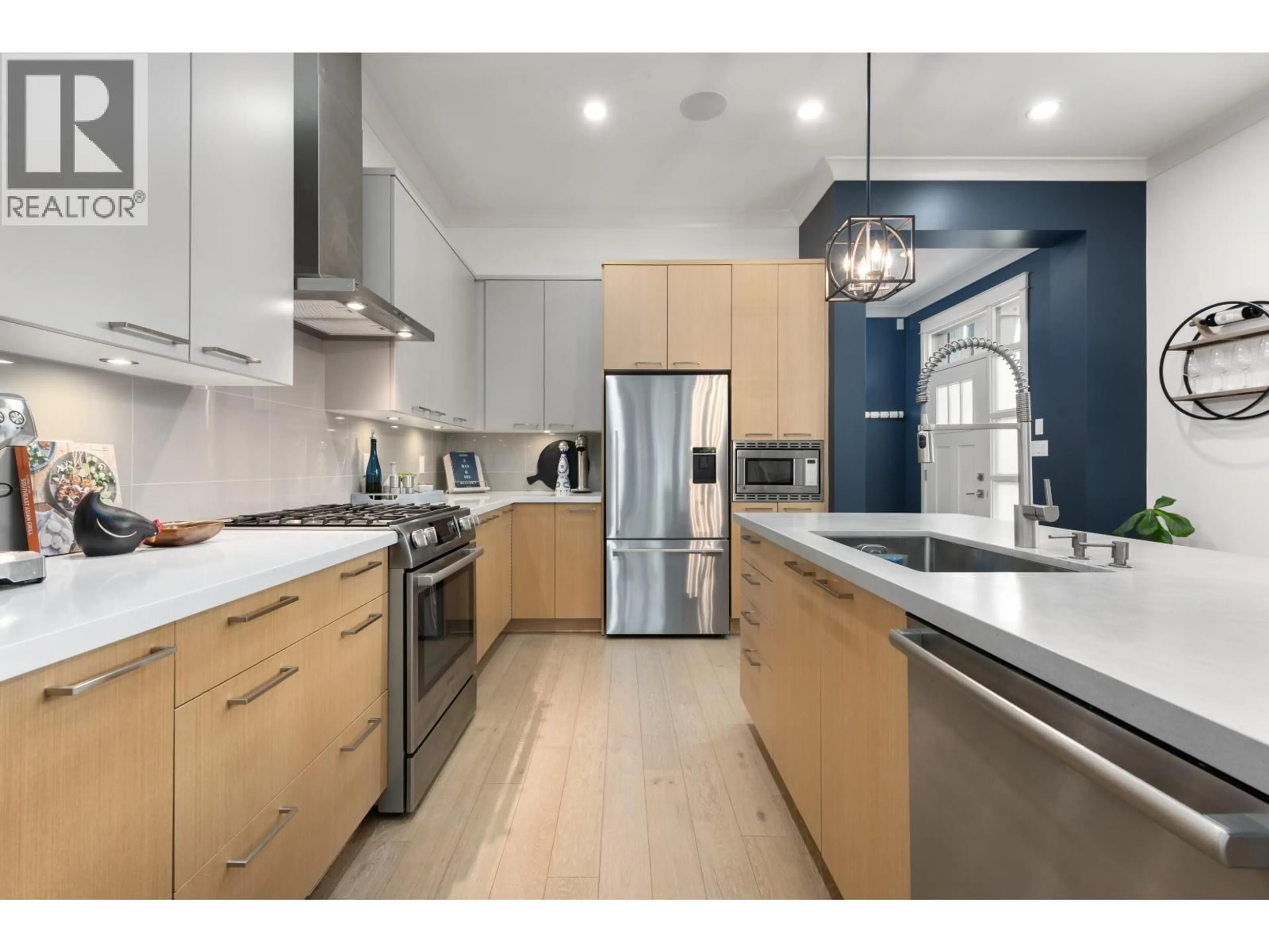 Contemporary kitchen, wood/laminate floor for 4959 CEDAR SPRINGS DRIVE, Tsawwassen British Columbia V4M0A7