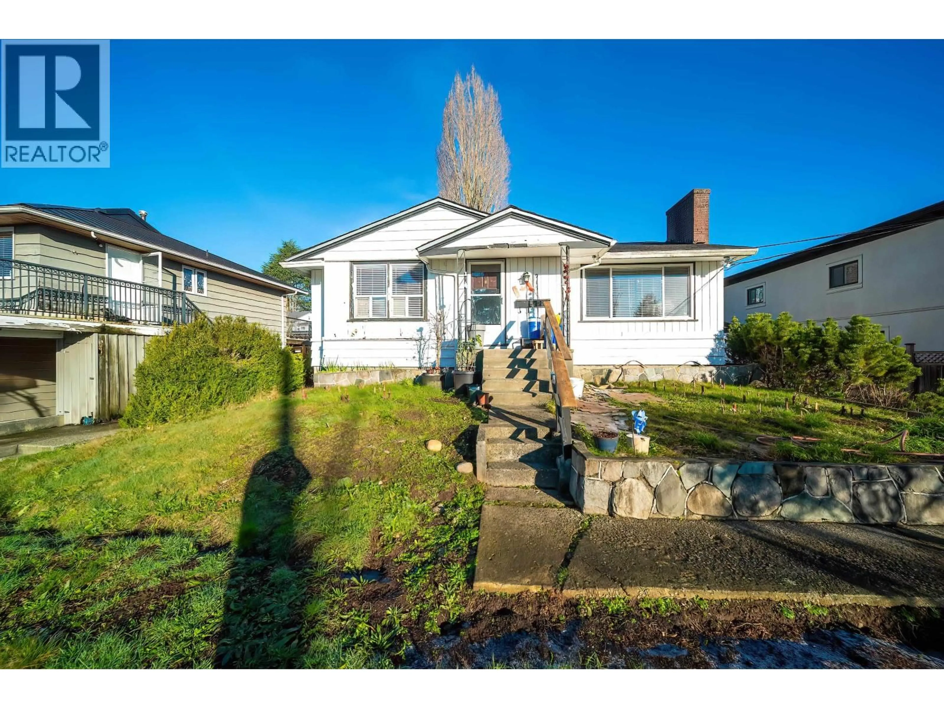 A pic from outside/outdoor area/front of a property/back of a property/a pic from drone, street for 915 WALLS AVENUE, Coquitlam British Columbia V3K2T2