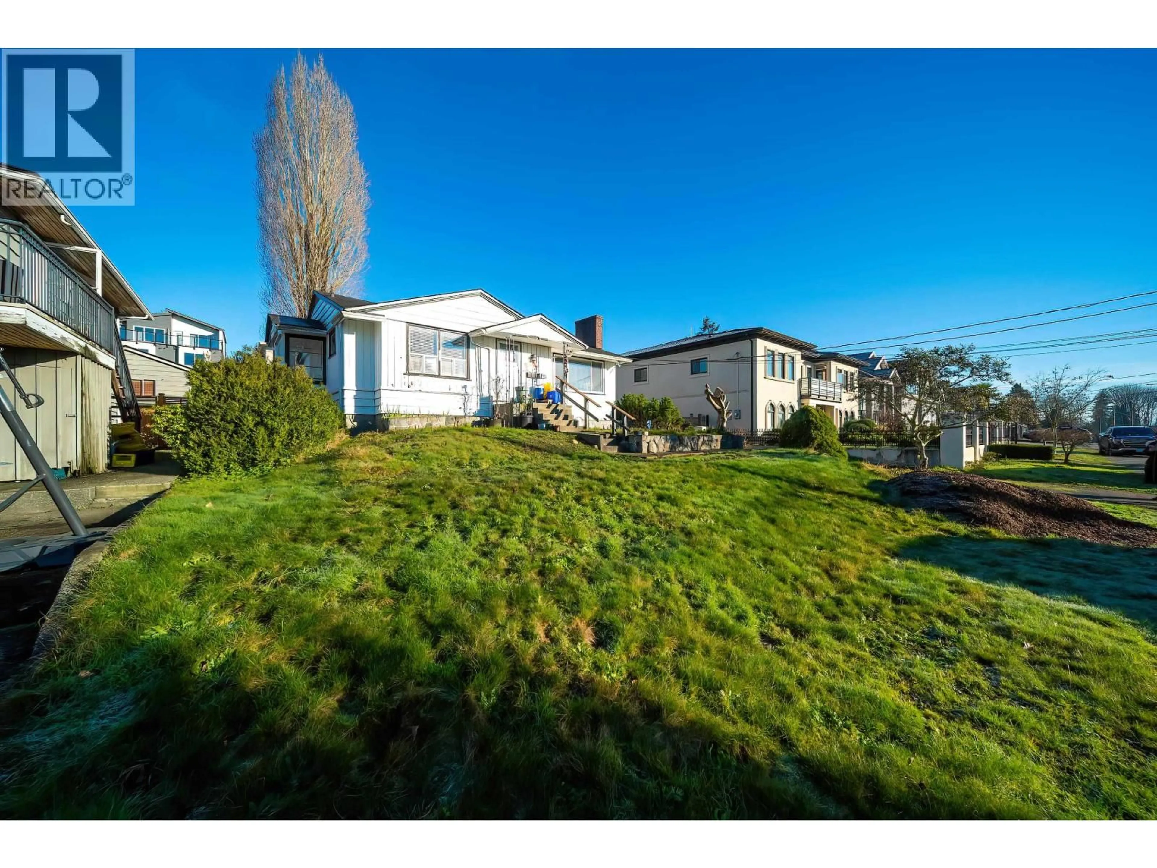A pic from outside/outdoor area/front of a property/back of a property/a pic from drone, street for 915 WALLS AVENUE, Coquitlam British Columbia V3K2T2