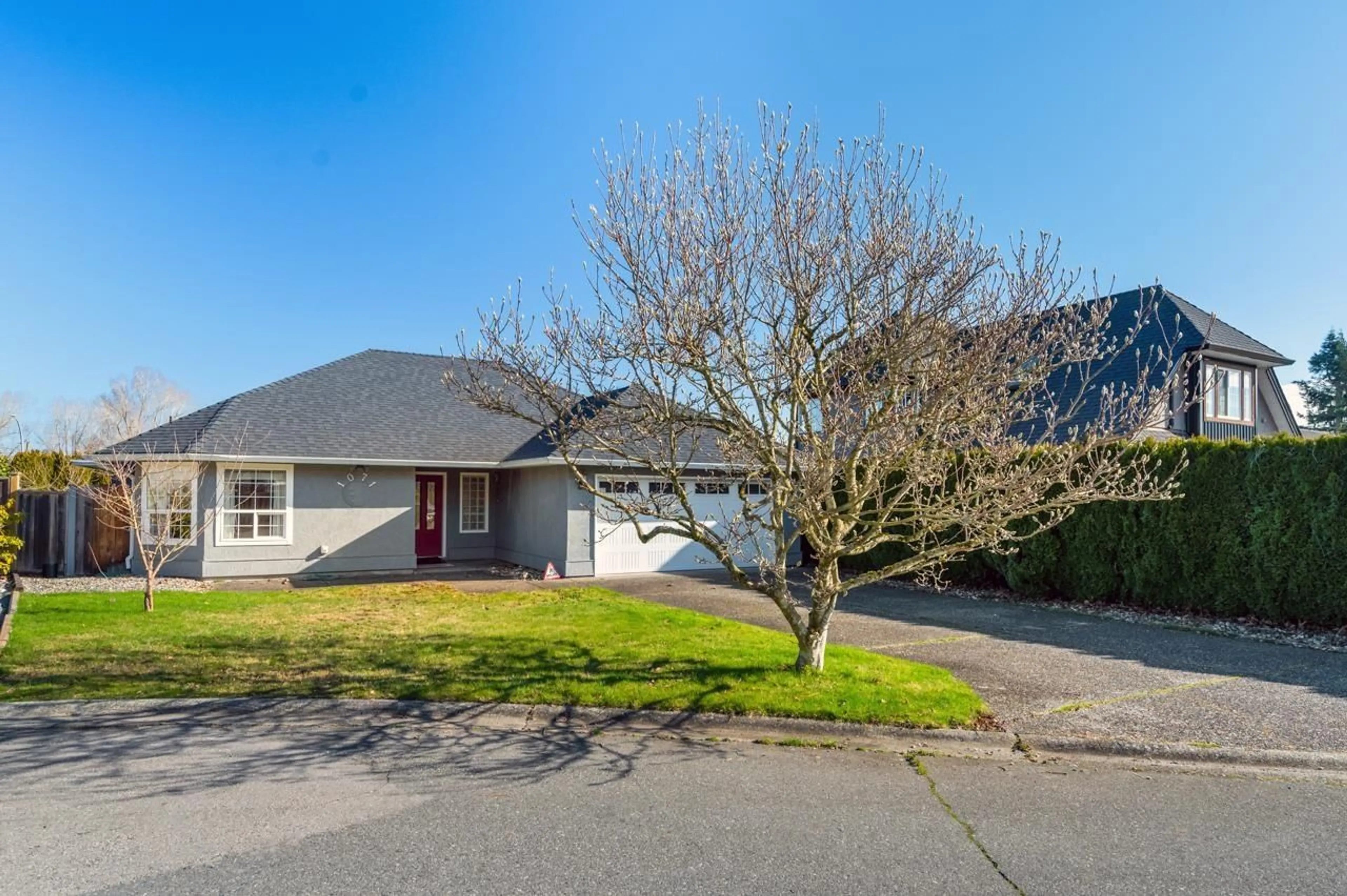A pic from outside/outdoor area/front of a property/back of a property/a pic from drone, street for 1071 KING GEORGE BOULEVARD, Surrey British Columbia V4A9S7