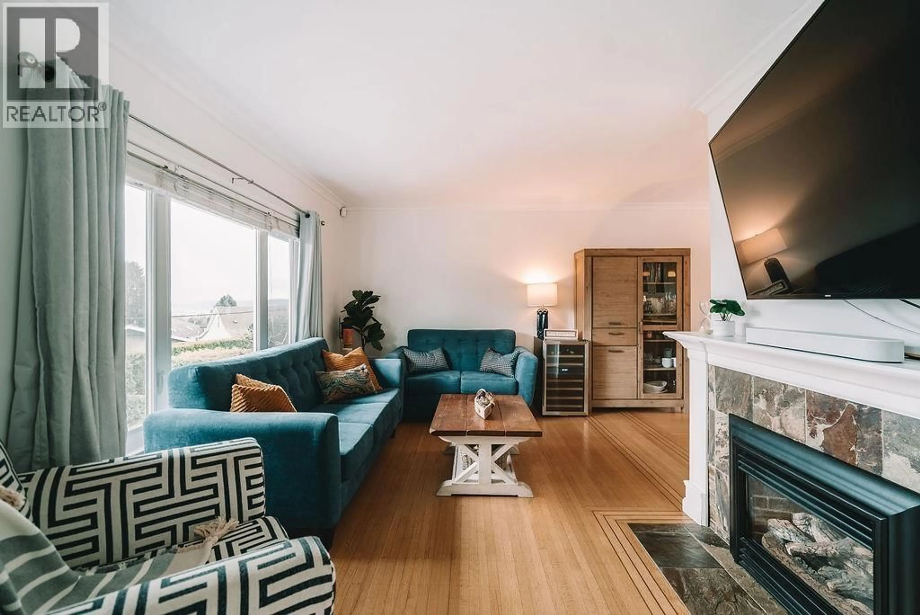 Living room with furniture, wood/laminate floor for 816 LADNER STREET, New Westminster British Columbia V3L4W4