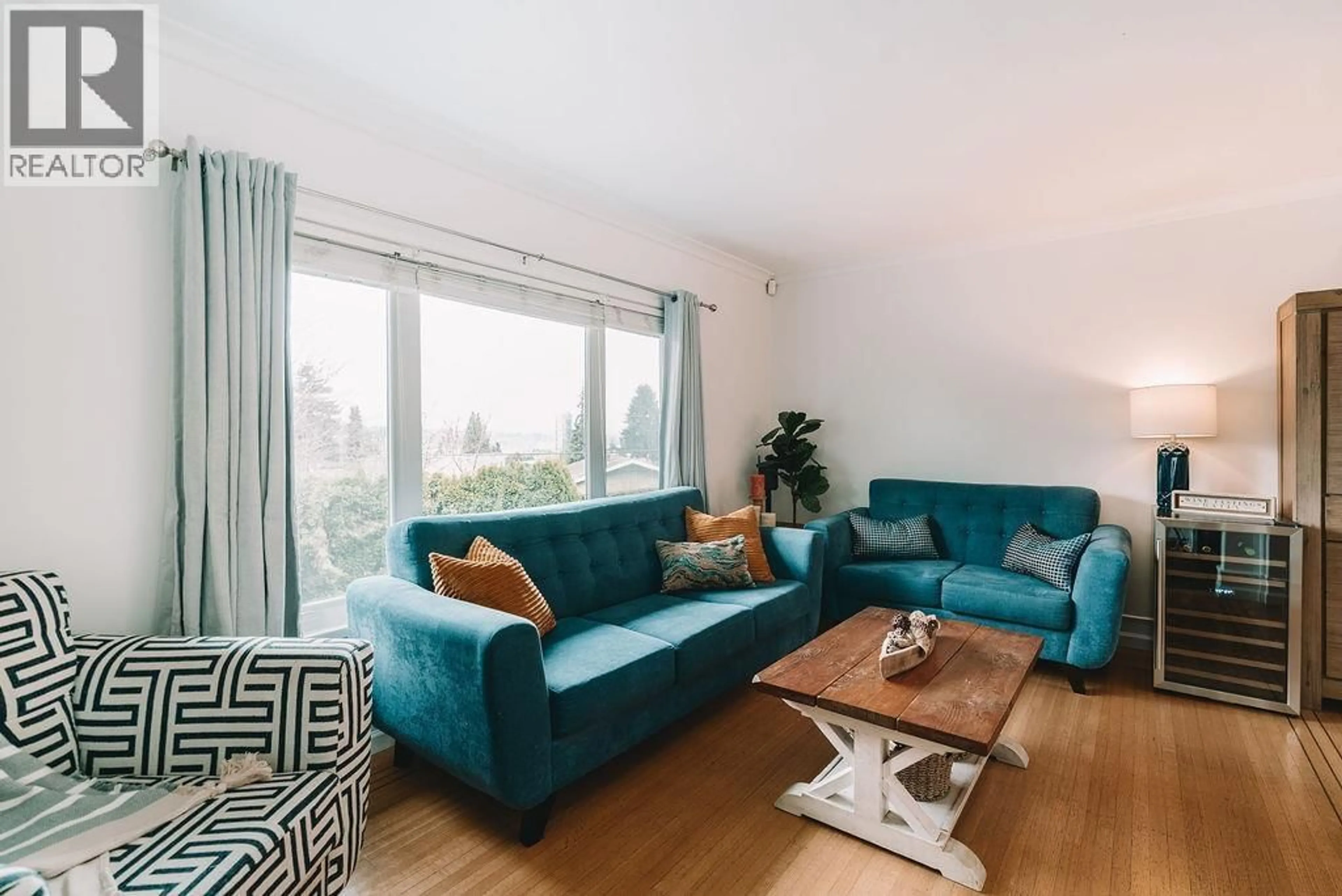 Living room with furniture, wood/laminate floor for 816 LADNER STREET, New Westminster British Columbia V3L4W4
