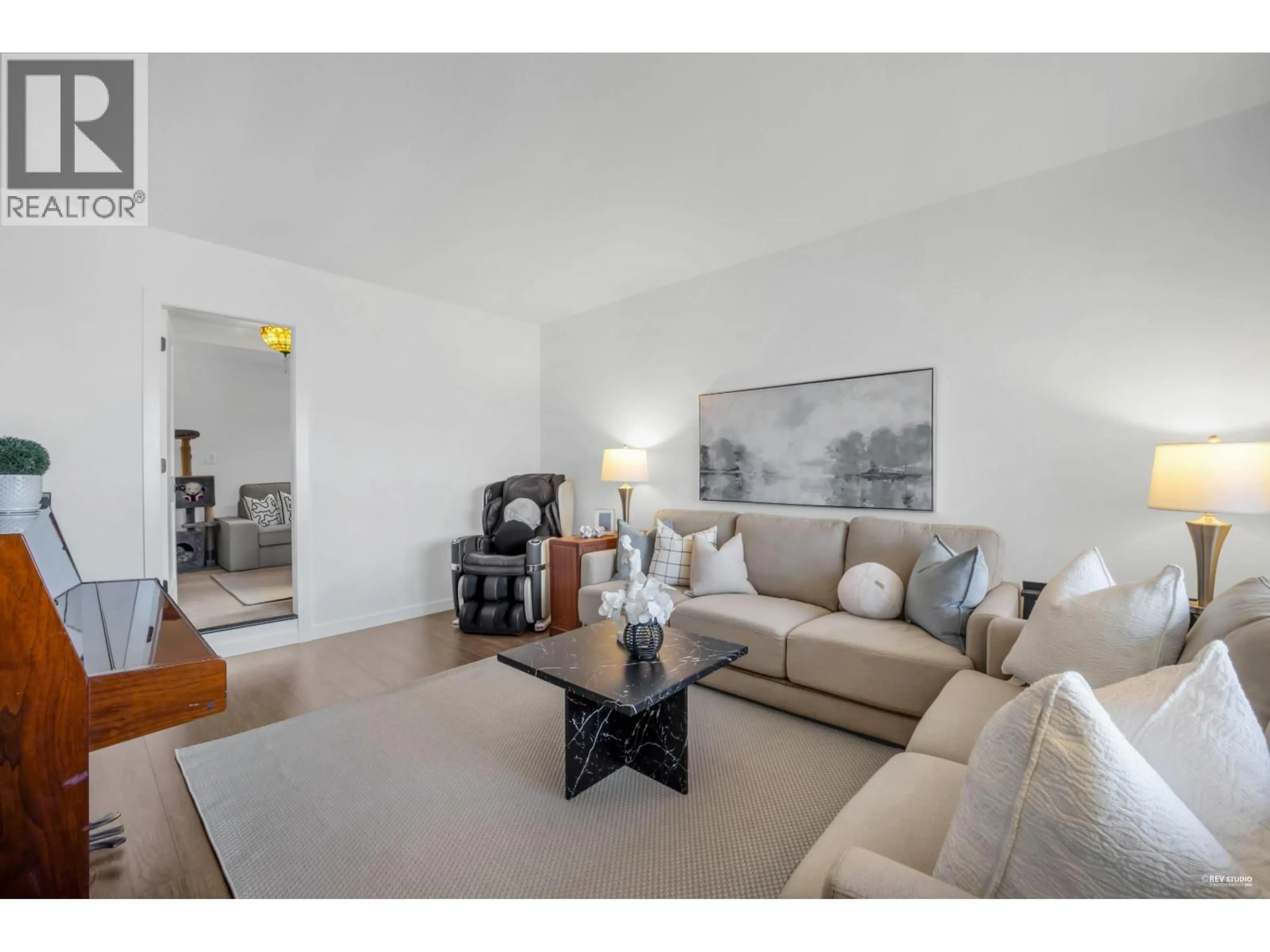 Living room with furniture, unknown for 642 LOST LAKE DRIVE, Coquitlam British Columbia V3C5G3