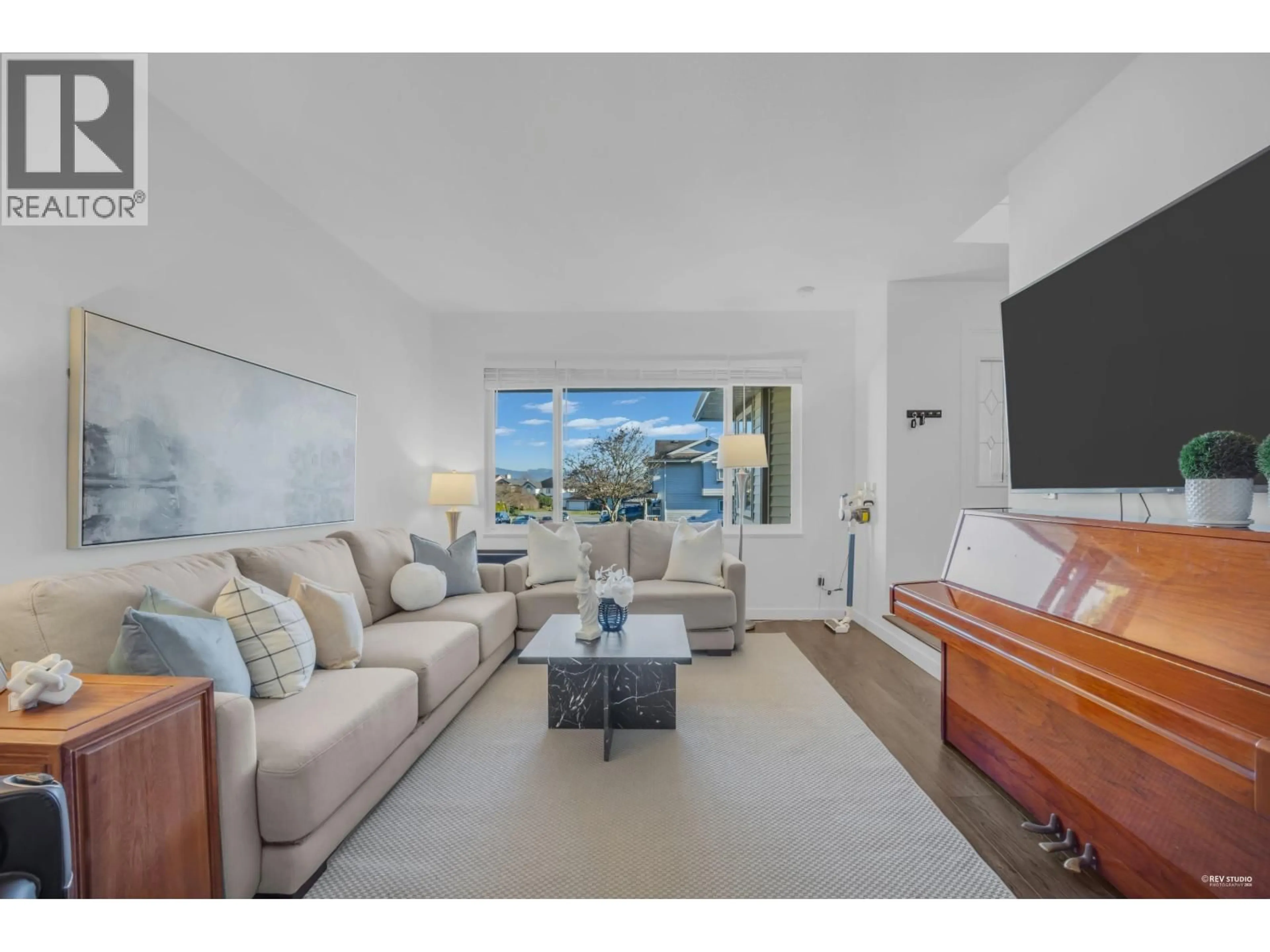 Living room with furniture, unknown for 642 LOST LAKE DRIVE, Coquitlam British Columbia V3C5G3