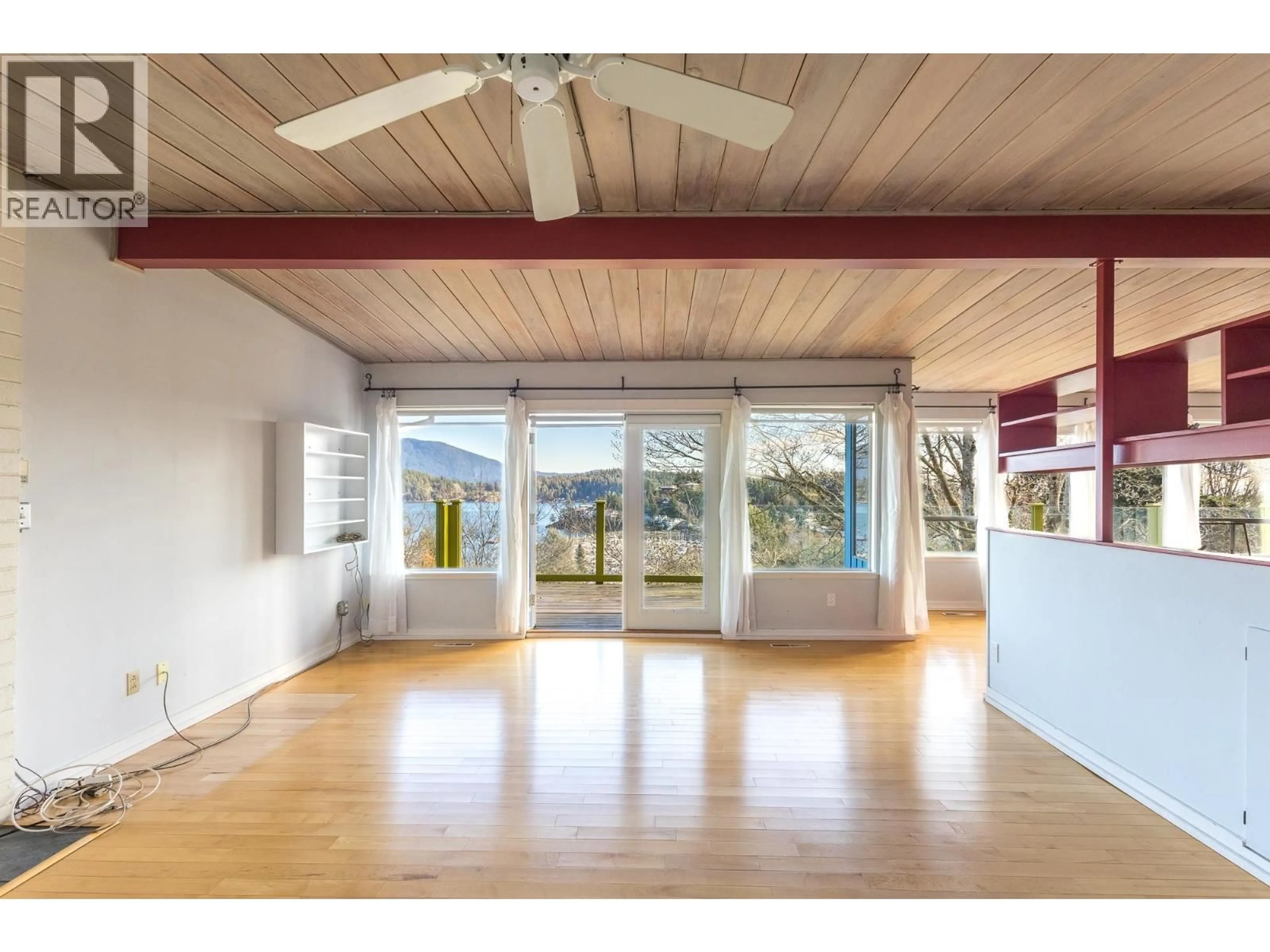 Indoor foyer for 494 SARGENT ROAD, Gibsons British Columbia V0N1V0