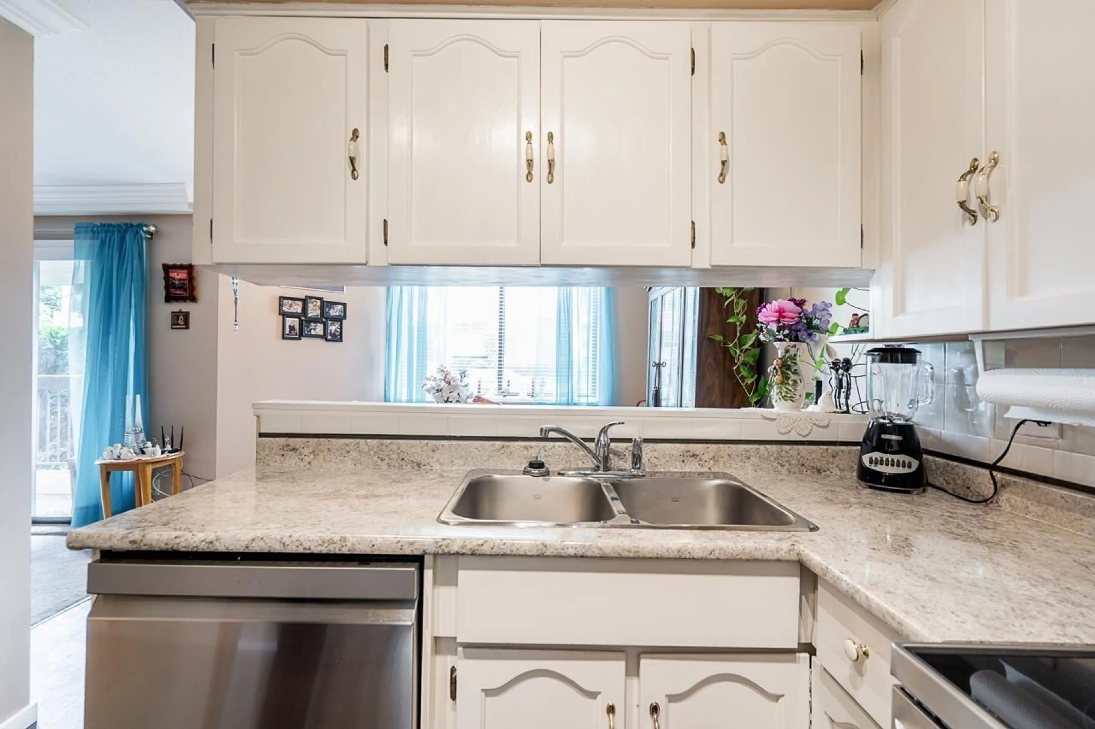 Standard kitchen, ceramic/tile floor for 134 - 31955 OLD YALE ROAD, Abbotsford British Columbia V2T4N1