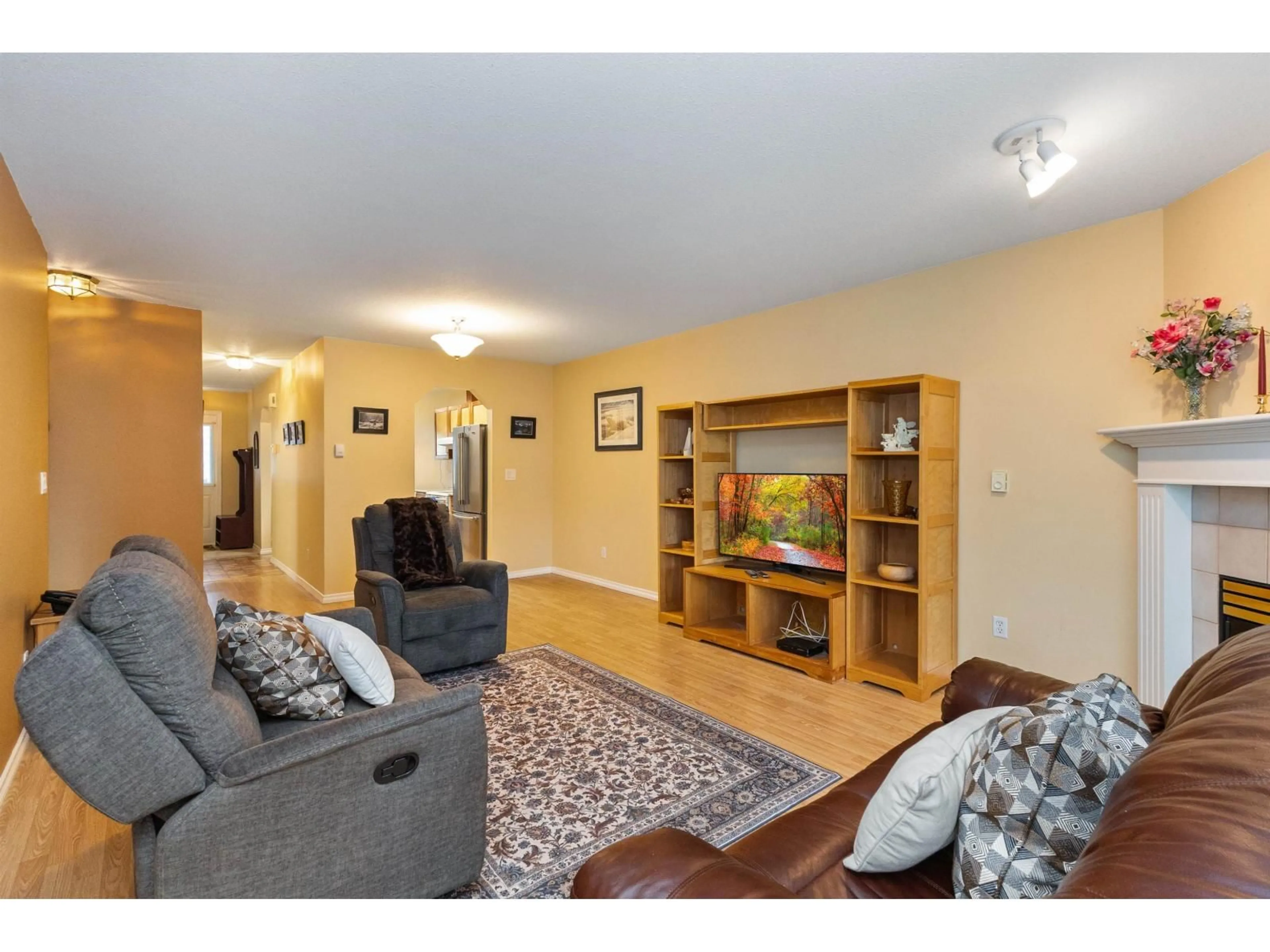Living room with furniture, wood/laminate floor for 46 - 2081 WINFIELD DRIVE, Abbotsford British Columbia V3G1C7