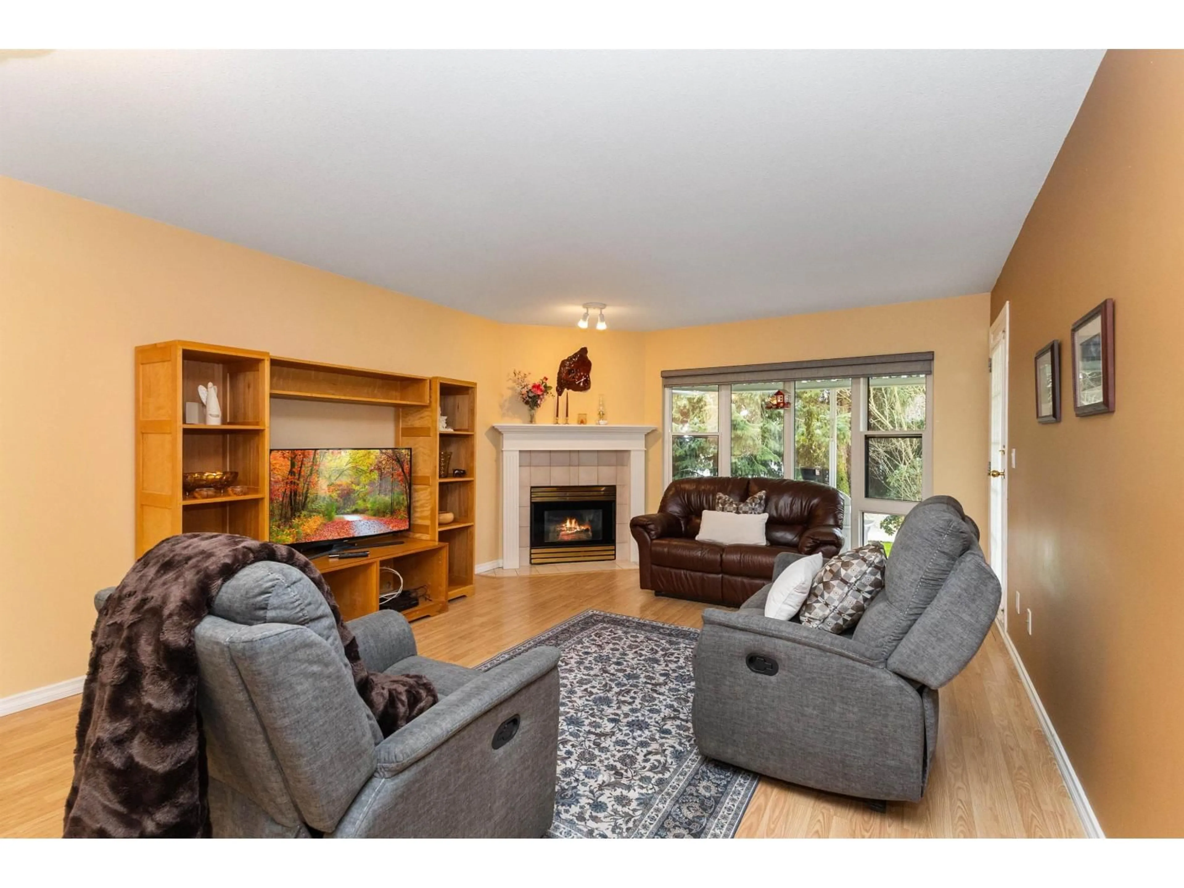 Living room with furniture, wood/laminate floor for 46 - 2081 WINFIELD DRIVE, Abbotsford British Columbia V3G1C7