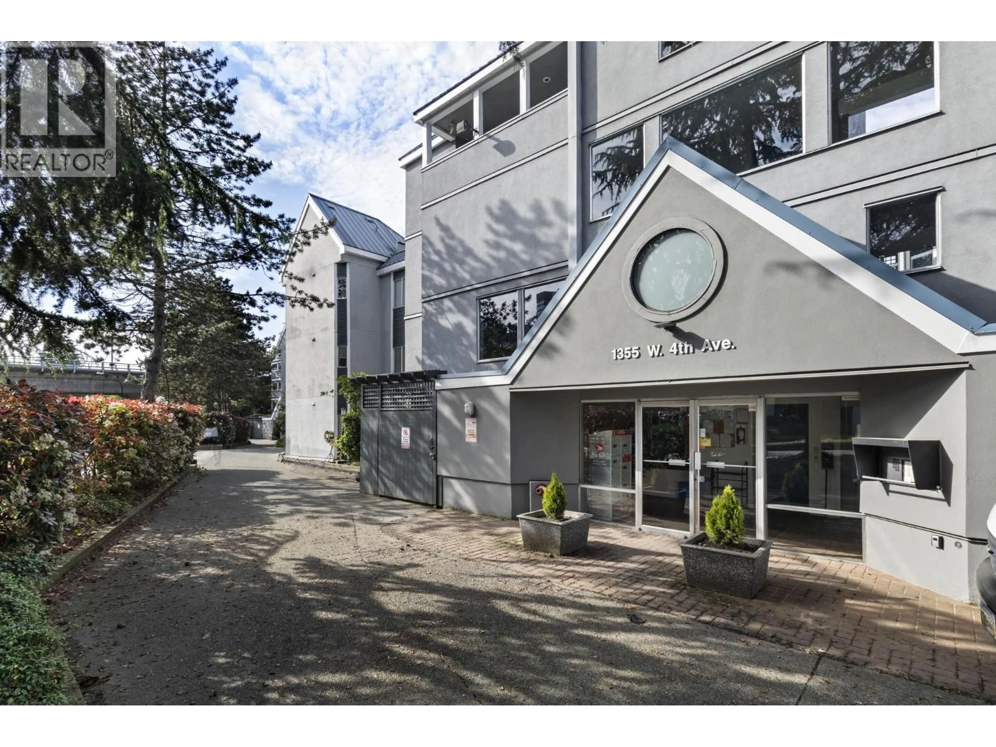 Indoor foyer for 13 - 1355 4TH AVENUE, Vancouver British Columbia V6H3Y8