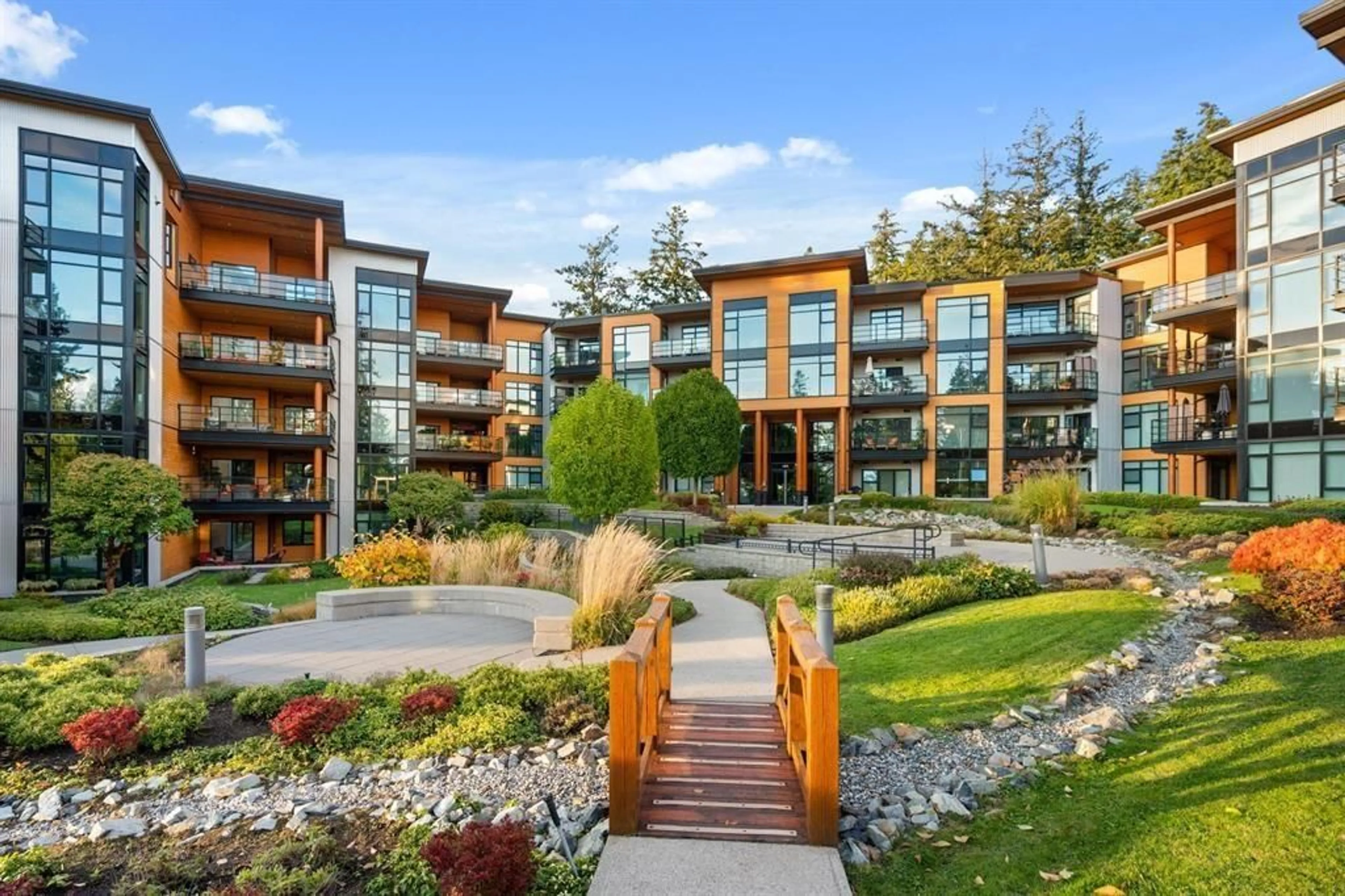 Patio, water/lake/river/ocean view for 208 - 14855 THRIFT AVENUE, White Rock British Columbia V4B2J6