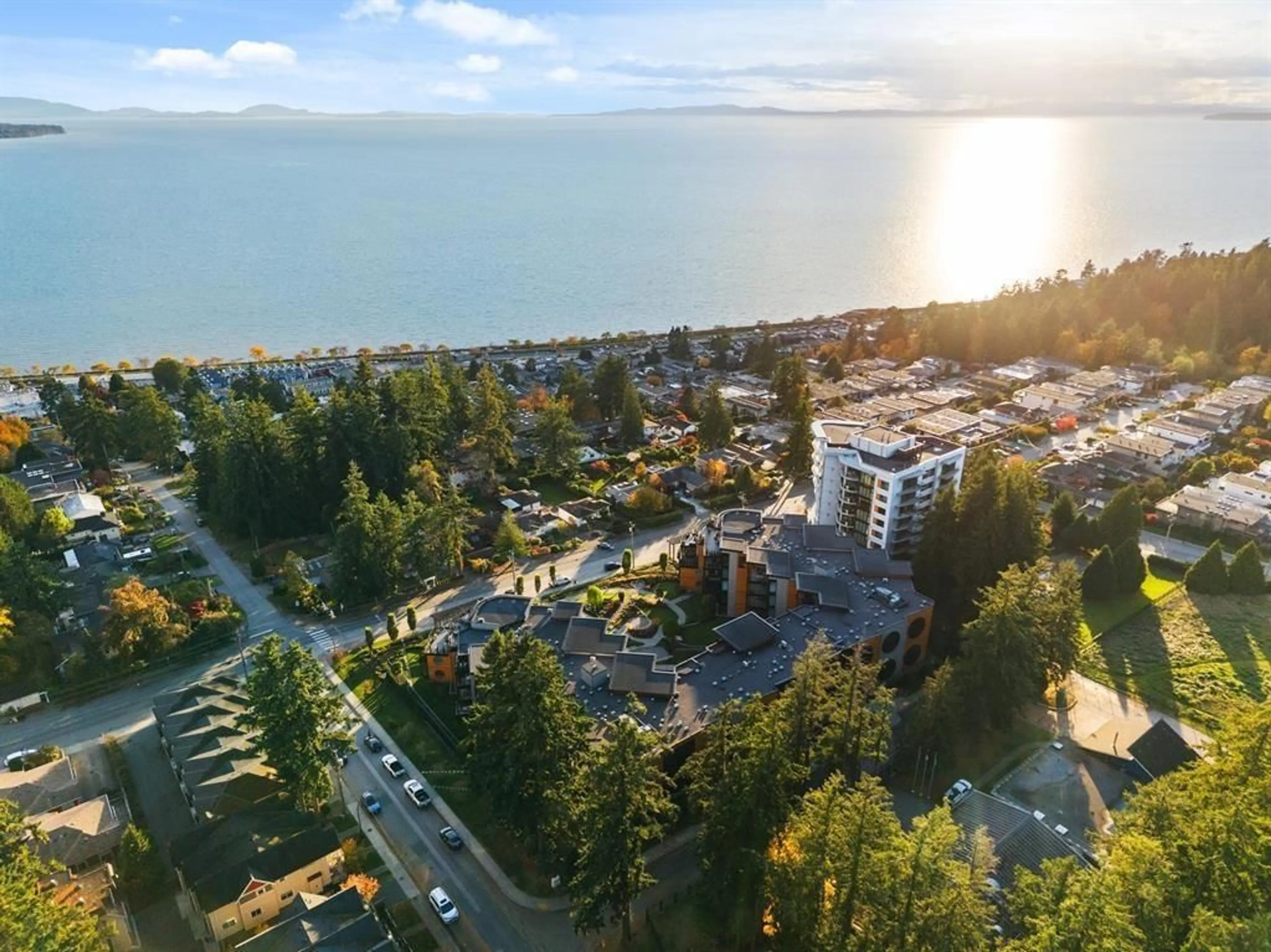 A pic from outside/outdoor area/front of a property/back of a property/a pic from drone, unknown for 208 - 14855 THRIFT AVENUE, White Rock British Columbia V4B2J6