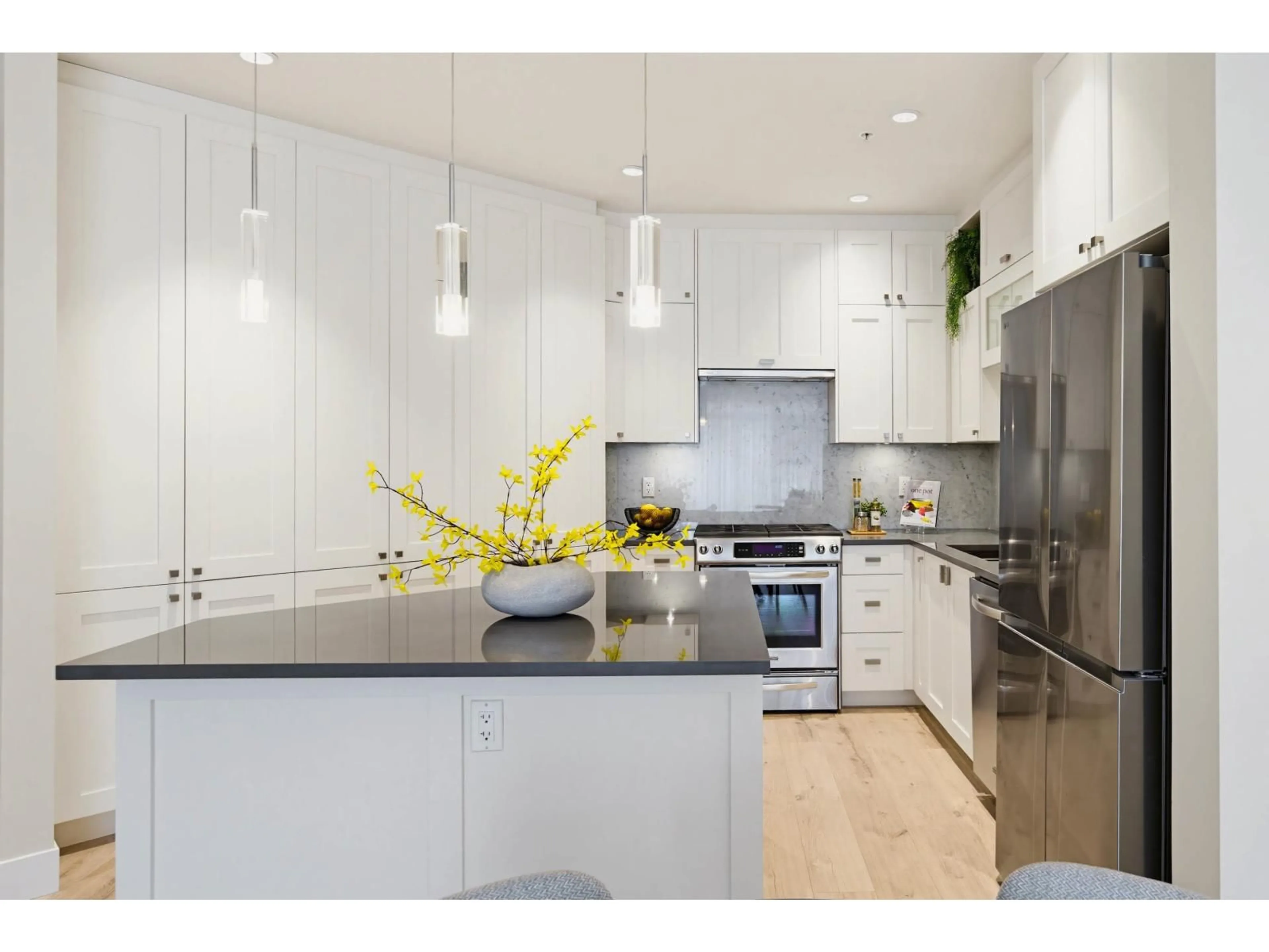 Contemporary kitchen, unknown for 208 - 14855 THRIFT AVENUE, White Rock British Columbia V4B2J6