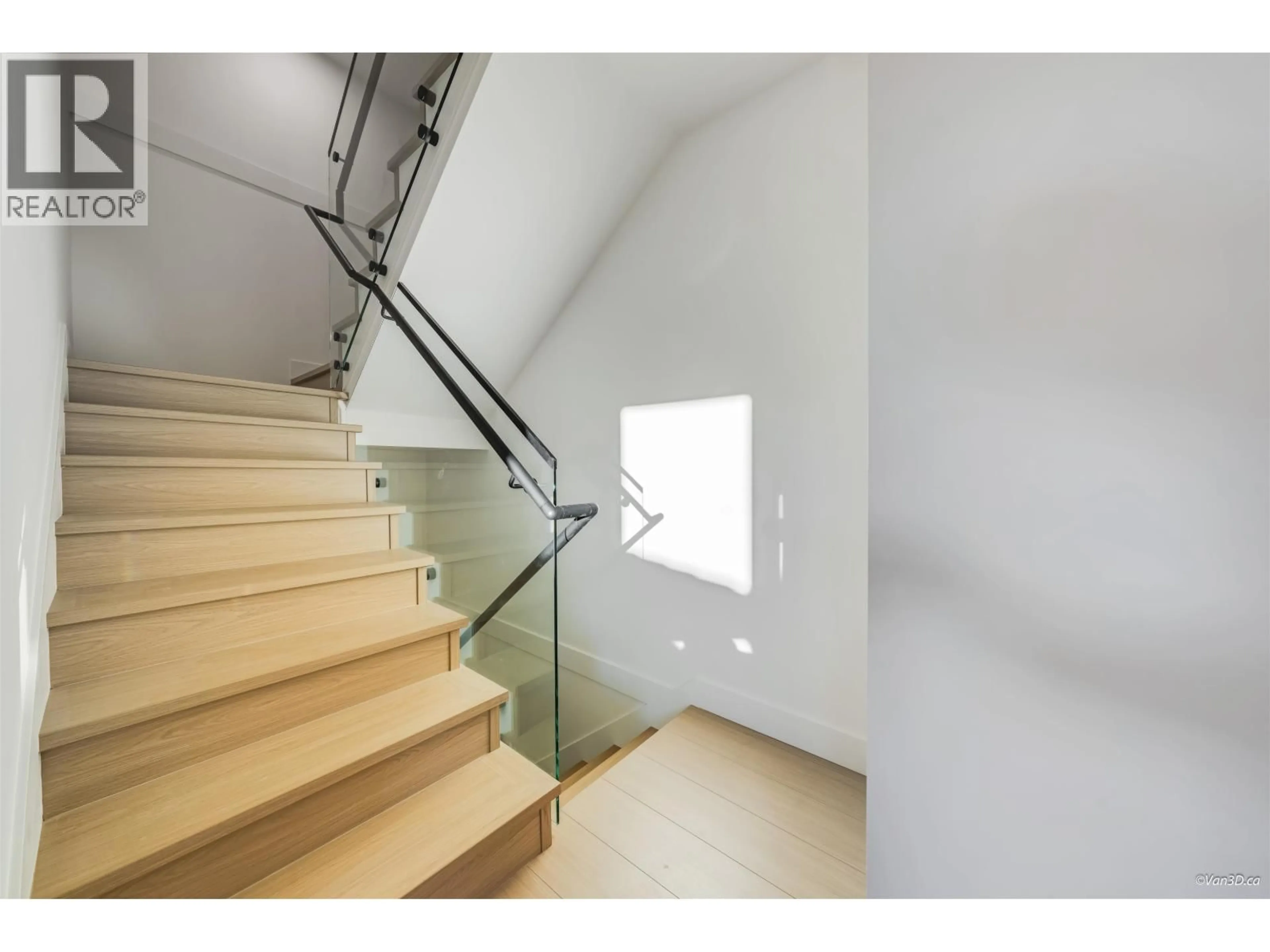 Stairs for 4 - 4855 VENABLES STREET, Burnaby British Columbia V5C3A9