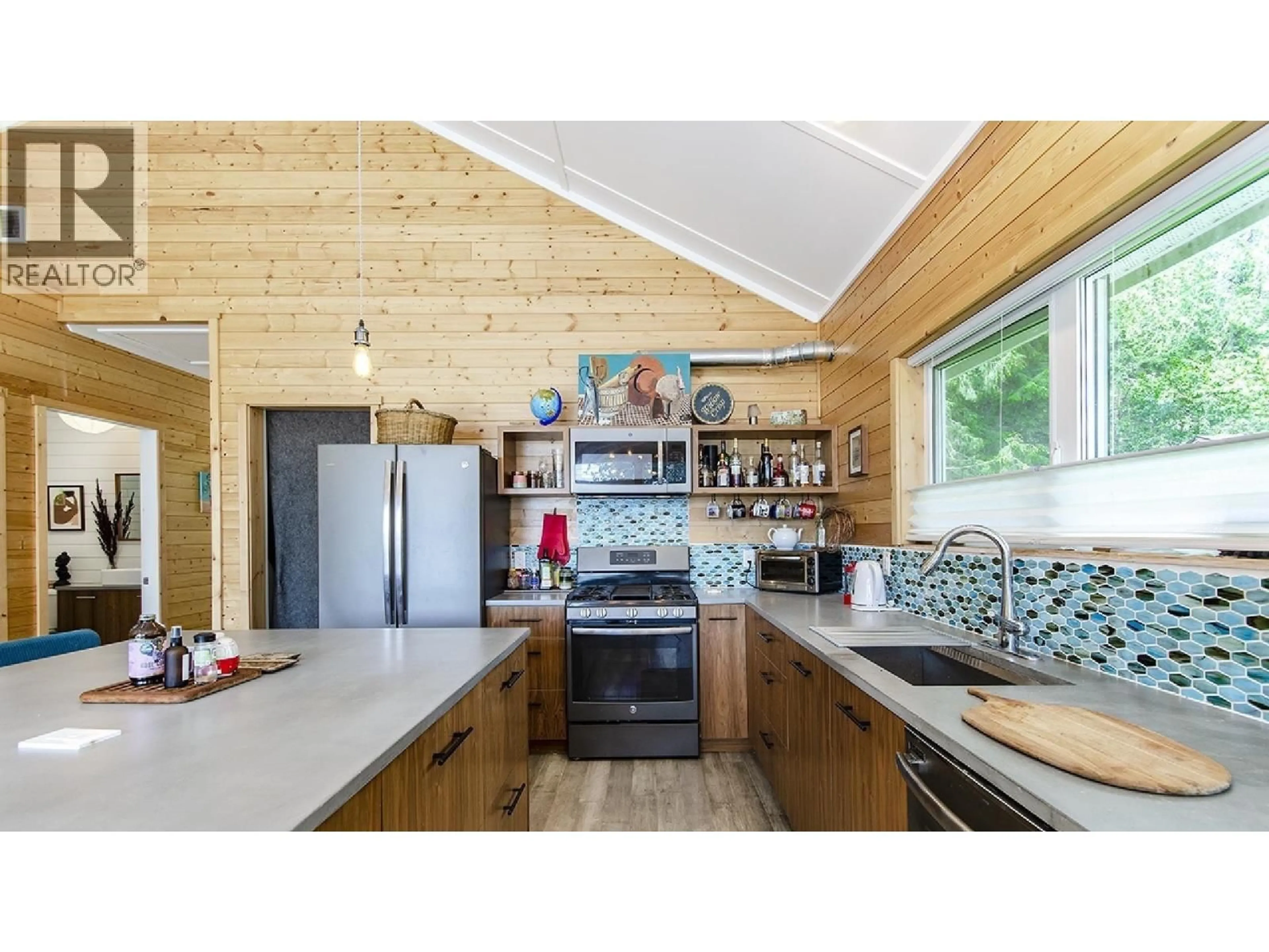 Open concept kitchen, wood/laminate floor for 6 BRIGHTON BEACH, North Vancouver British Columbia V0V0V0