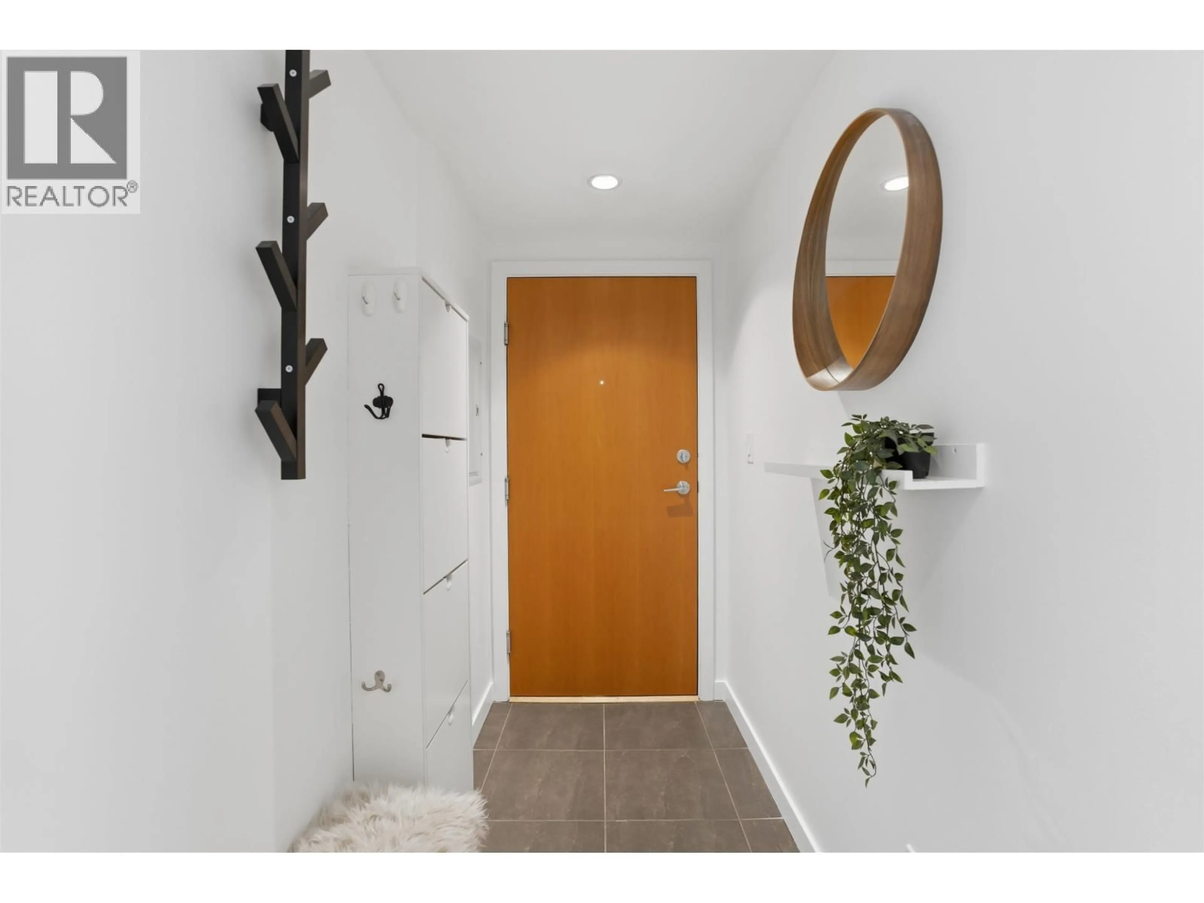 Indoor entryway for 808 - 1 RENAISSANCE SQUARE, New Westminster British Columbia V3M0B6