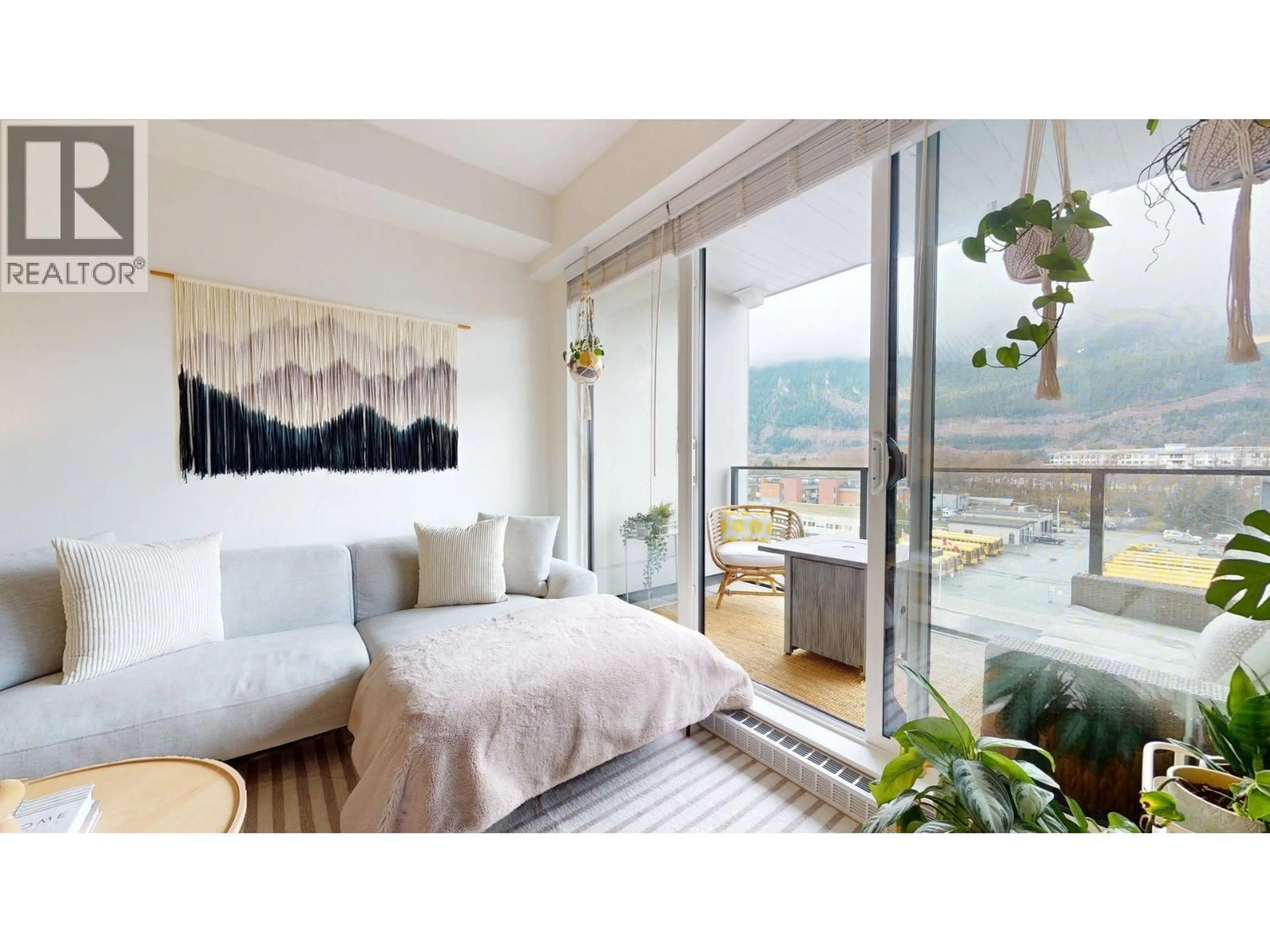 Living room with furniture, wood/laminate floor for 611 - 37881 CLEVELAND AVENUE, Squamish British Columbia V8B0Z7