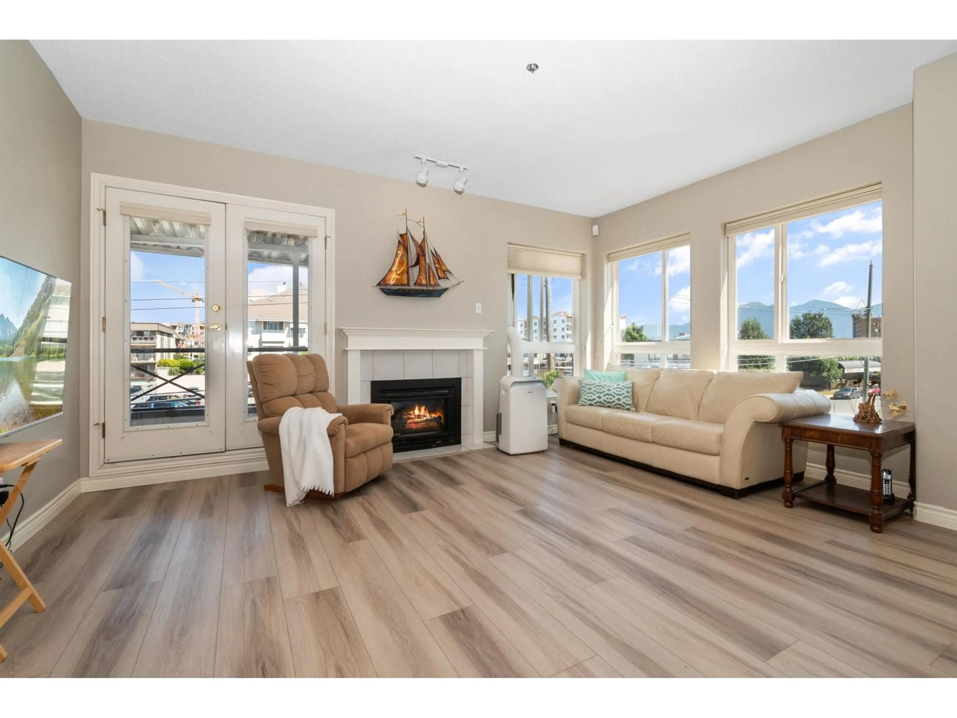 Living room with furniture, unknown for 201 - 45734 PATTEN AVENUE, Chilliwack British Columbia V2P1S1