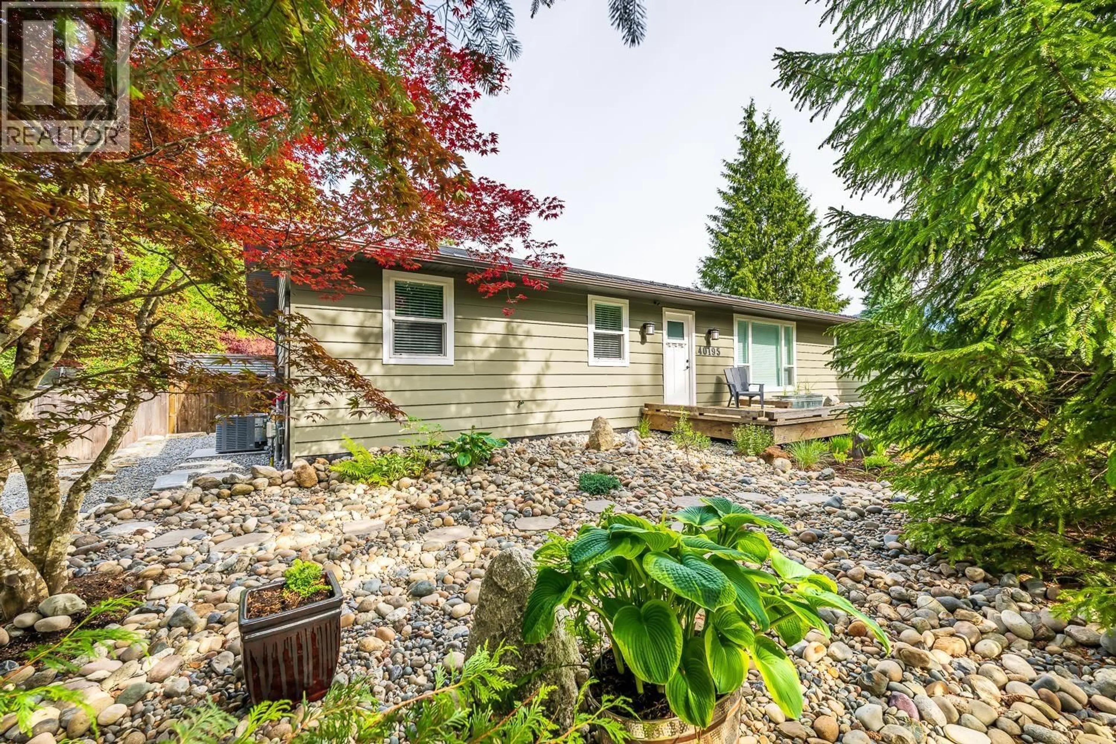 Home with vinyl exterior material, unknown for 40195 KINTYRE DRIVE, Squamish British Columbia V0N1T0