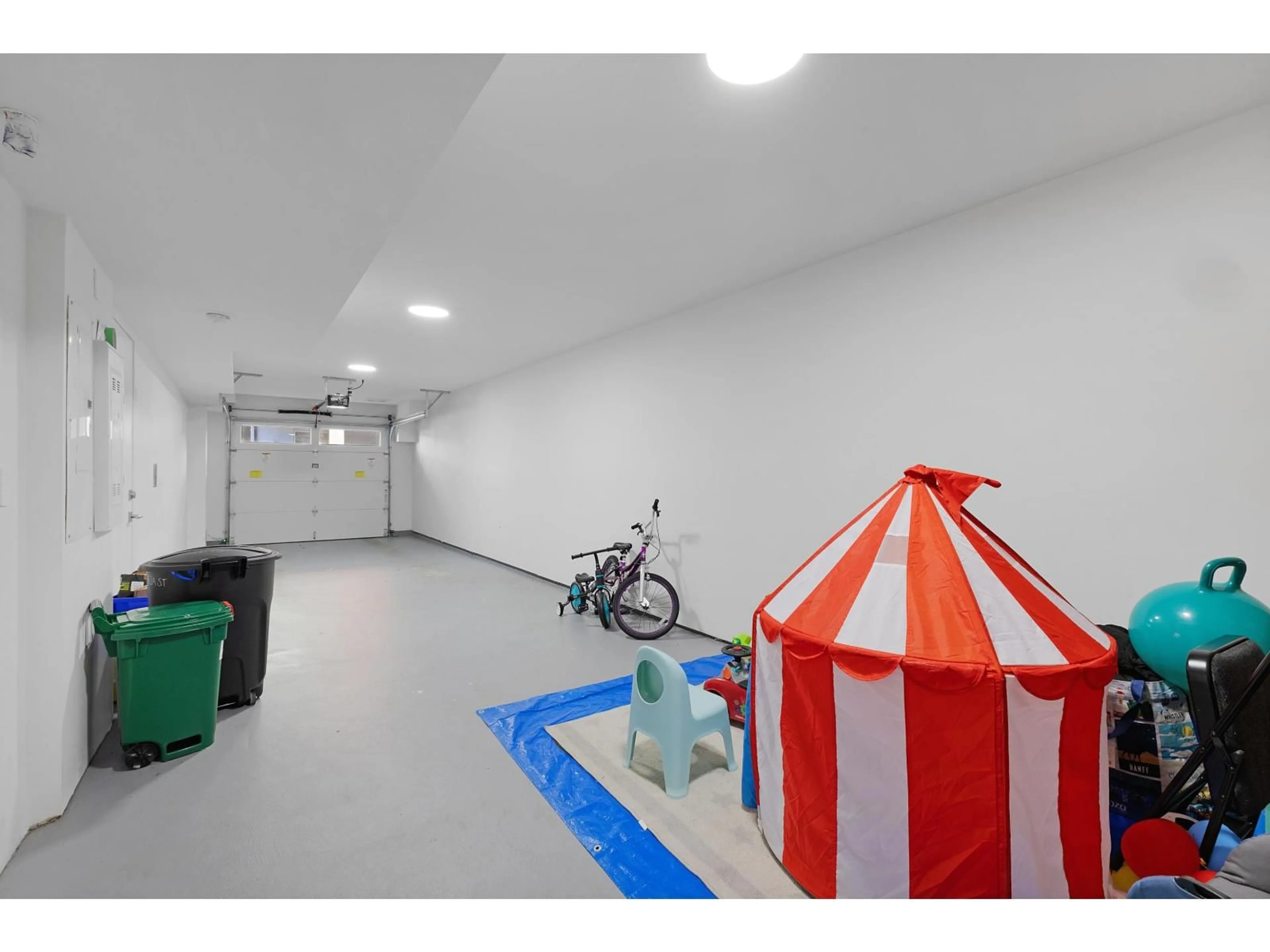 Indoor garage for 15 - 9652 162A STREET, Surrey British Columbia V4N2E4