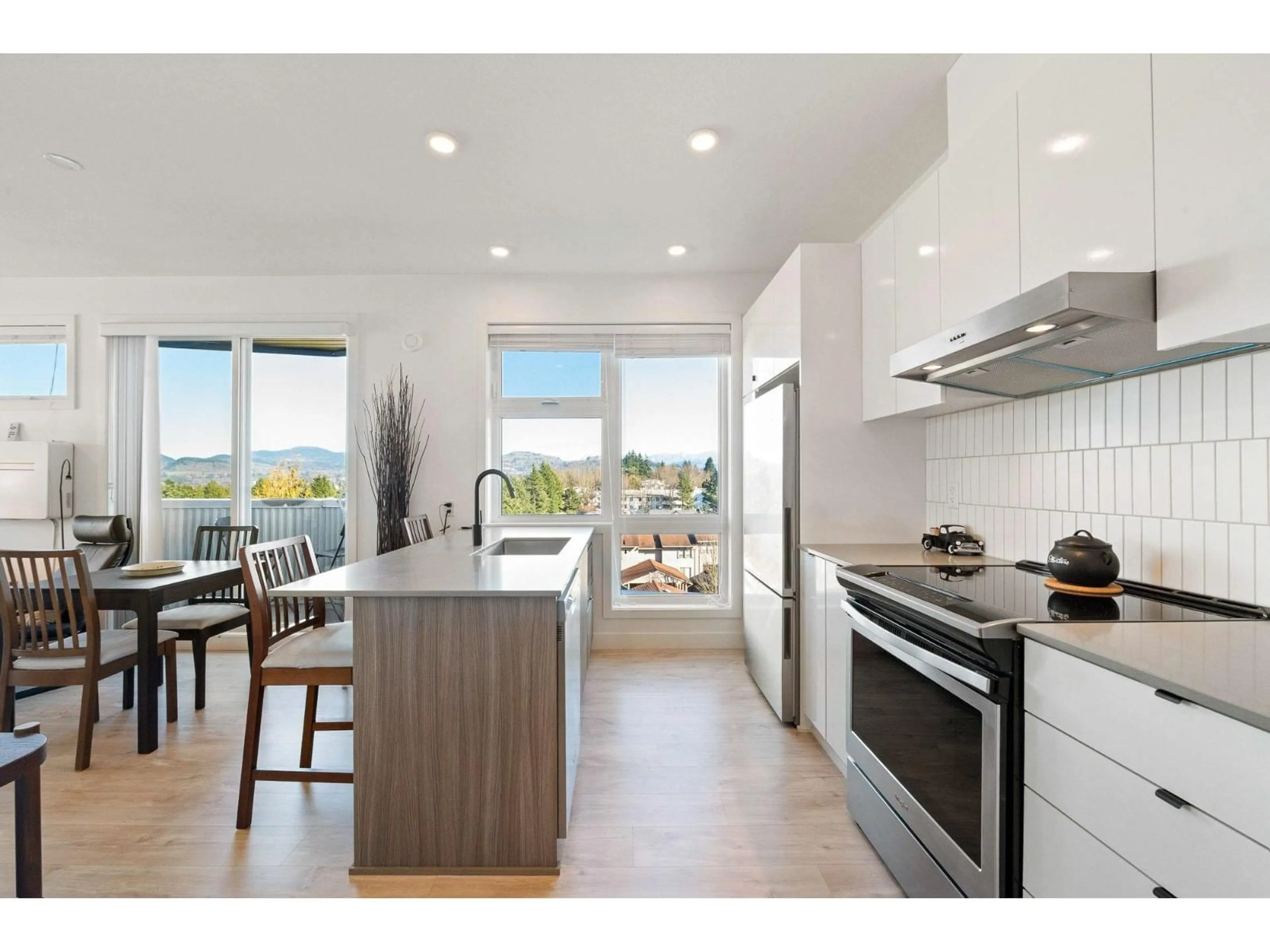 Open concept kitchen, ceramic/tile floor for 601 - 32838 LANDEAU PLACE, Abbotsford British Columbia V2S0M6