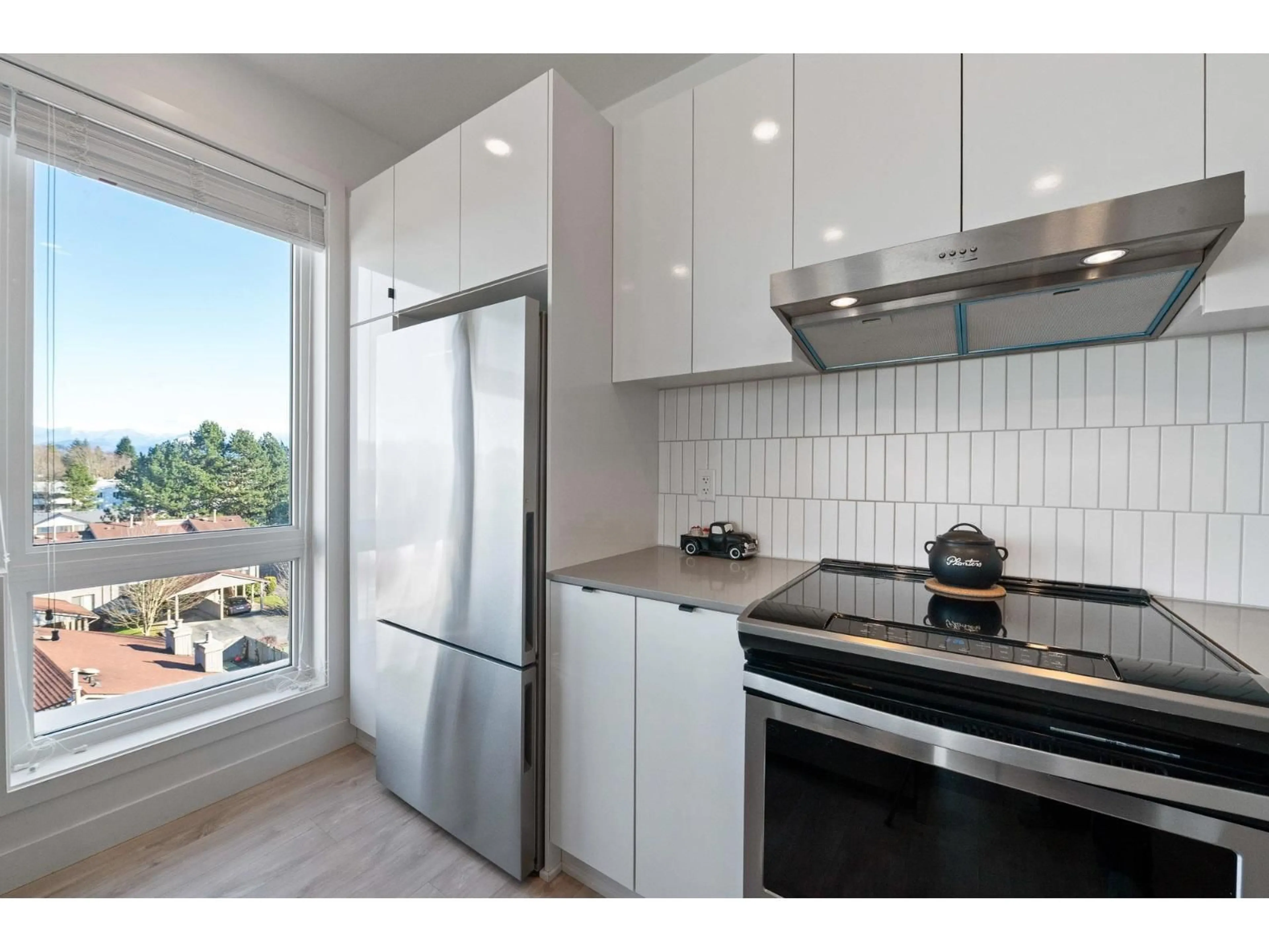 Standard kitchen, wood/laminate floor for 601 - 32838 LANDEAU PLACE, Abbotsford British Columbia V2S0M6