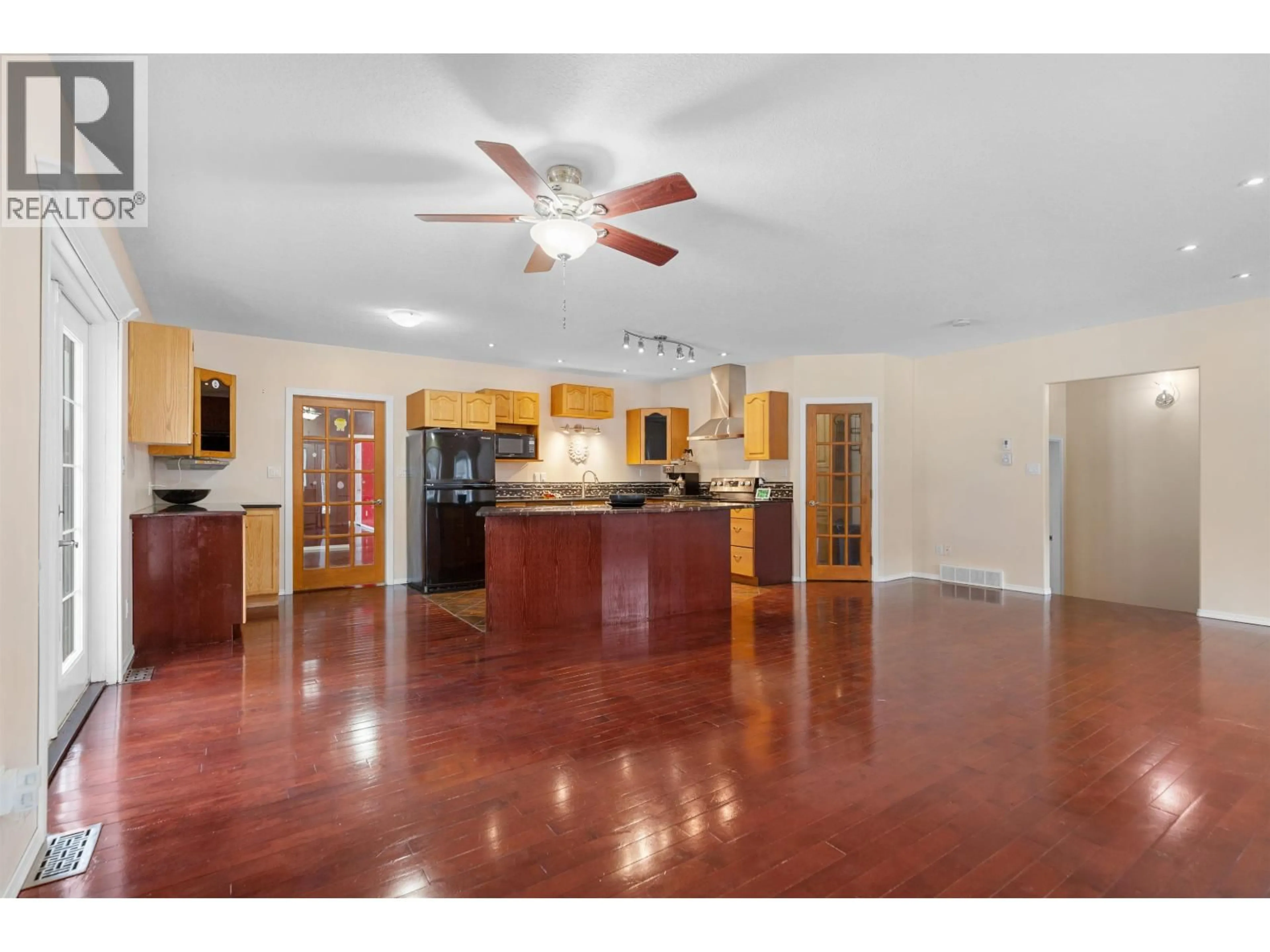 Open concept kitchen, unknown for 622 CUTBANK ROAD, Prince George British Columbia V2K5P4