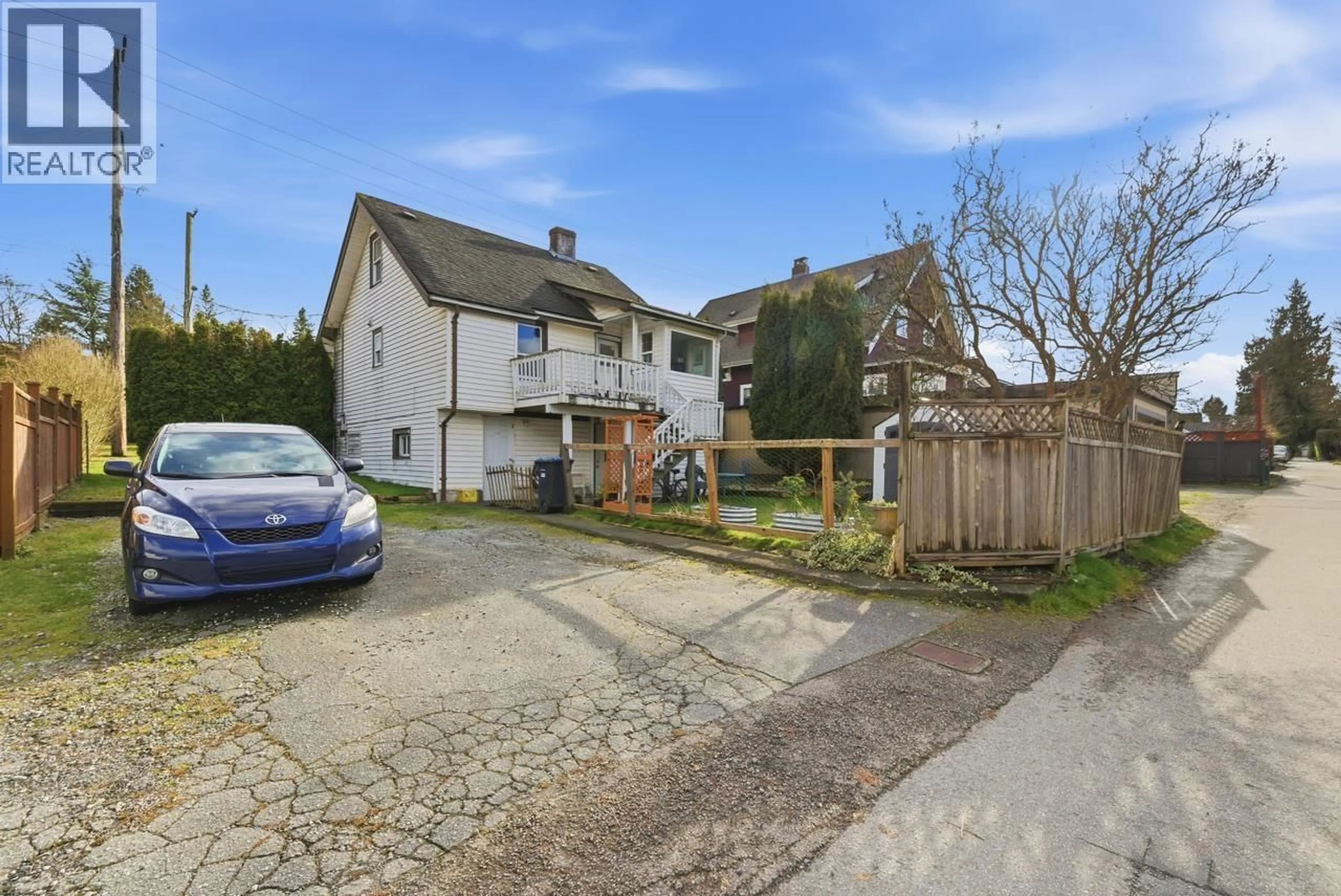 A pic from outside/outdoor area/front of a property/back of a property/a pic from drone, street for 215 EIGHTH AVENUE, New Westminster British Columbia V3L1Y1