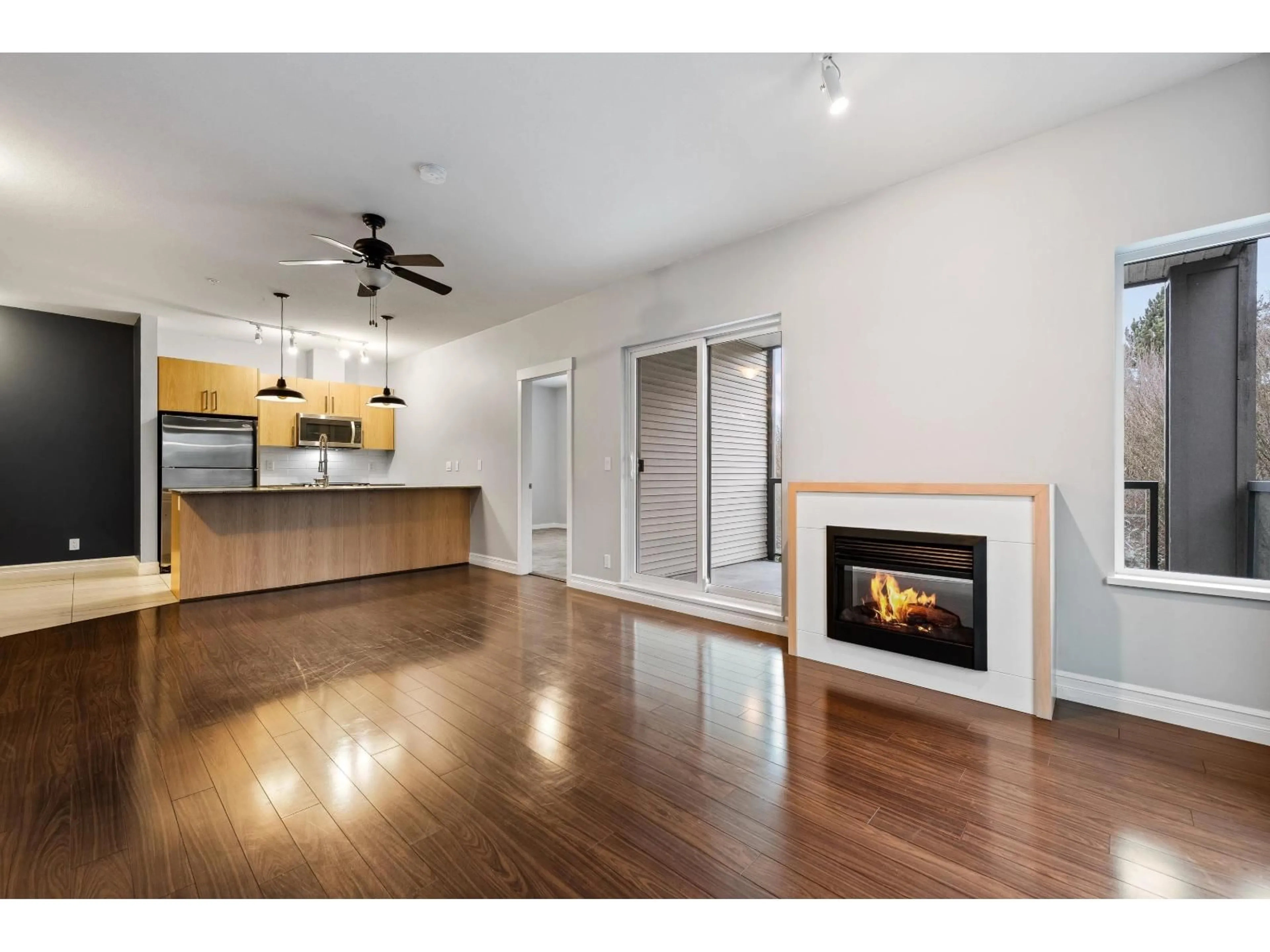 Open concept kitchen, wood/laminate floor for 215 - 2943 NELSON PLACE, Abbotsford British Columbia V2S0C8