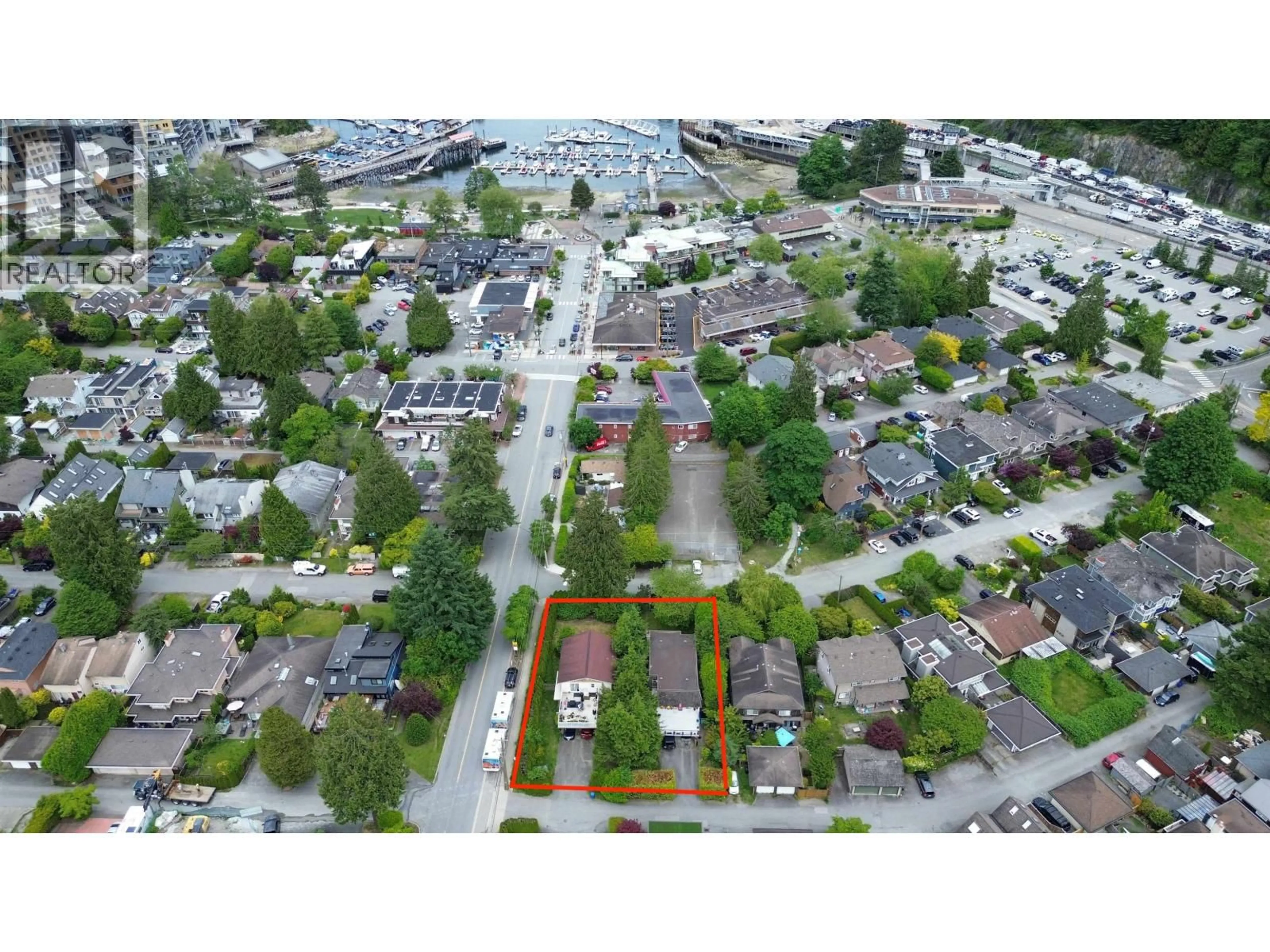 A pic from outside/outdoor area/front of a property/back of a property/a pic from drone, street for 6544 ROYAL AVENUE, West Vancouver British Columbia V7W2B6
