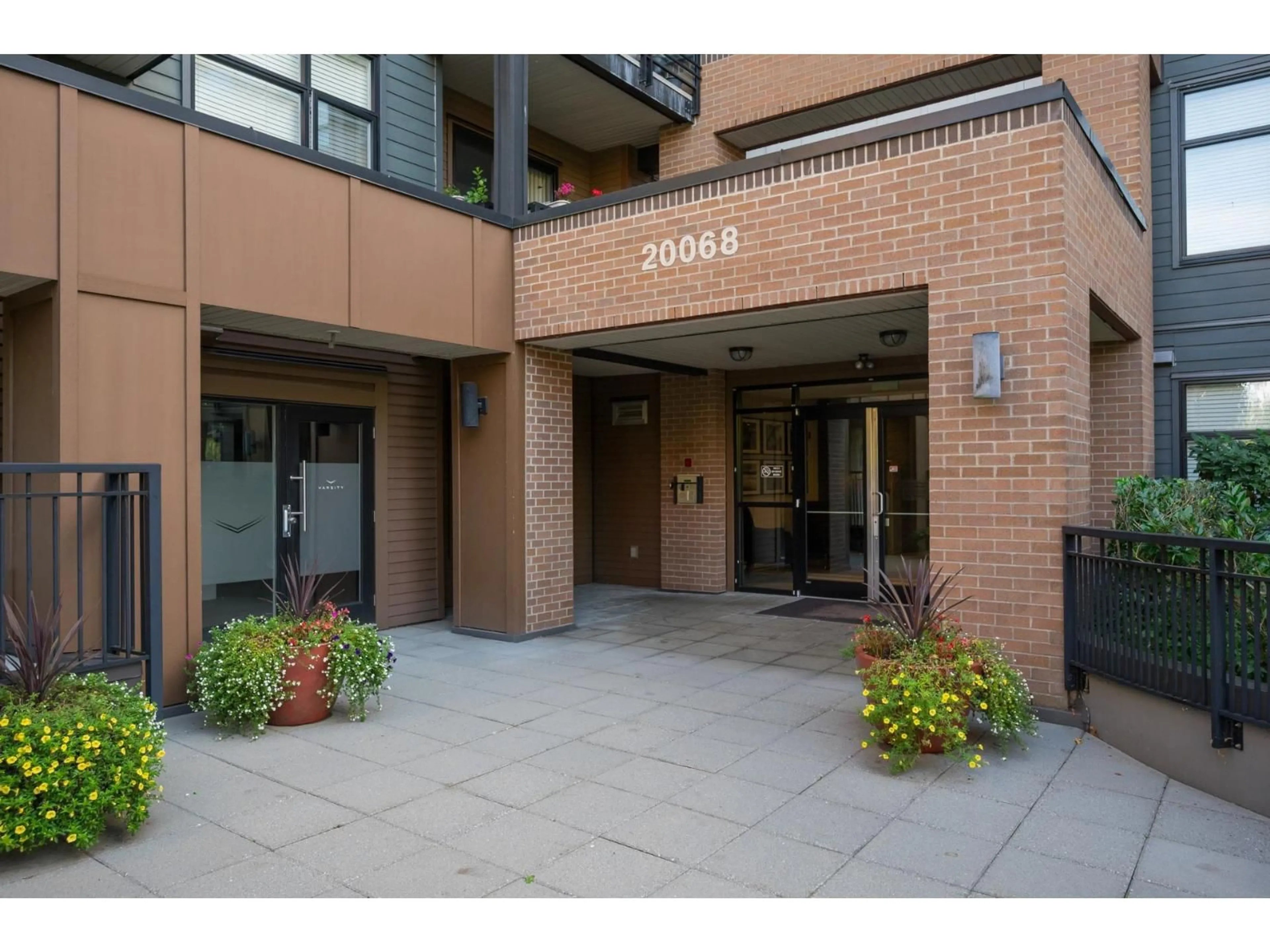 Indoor foyer for 407 - 20068 FRASER HIGHWAY, Langley British Columbia V3A0H2
